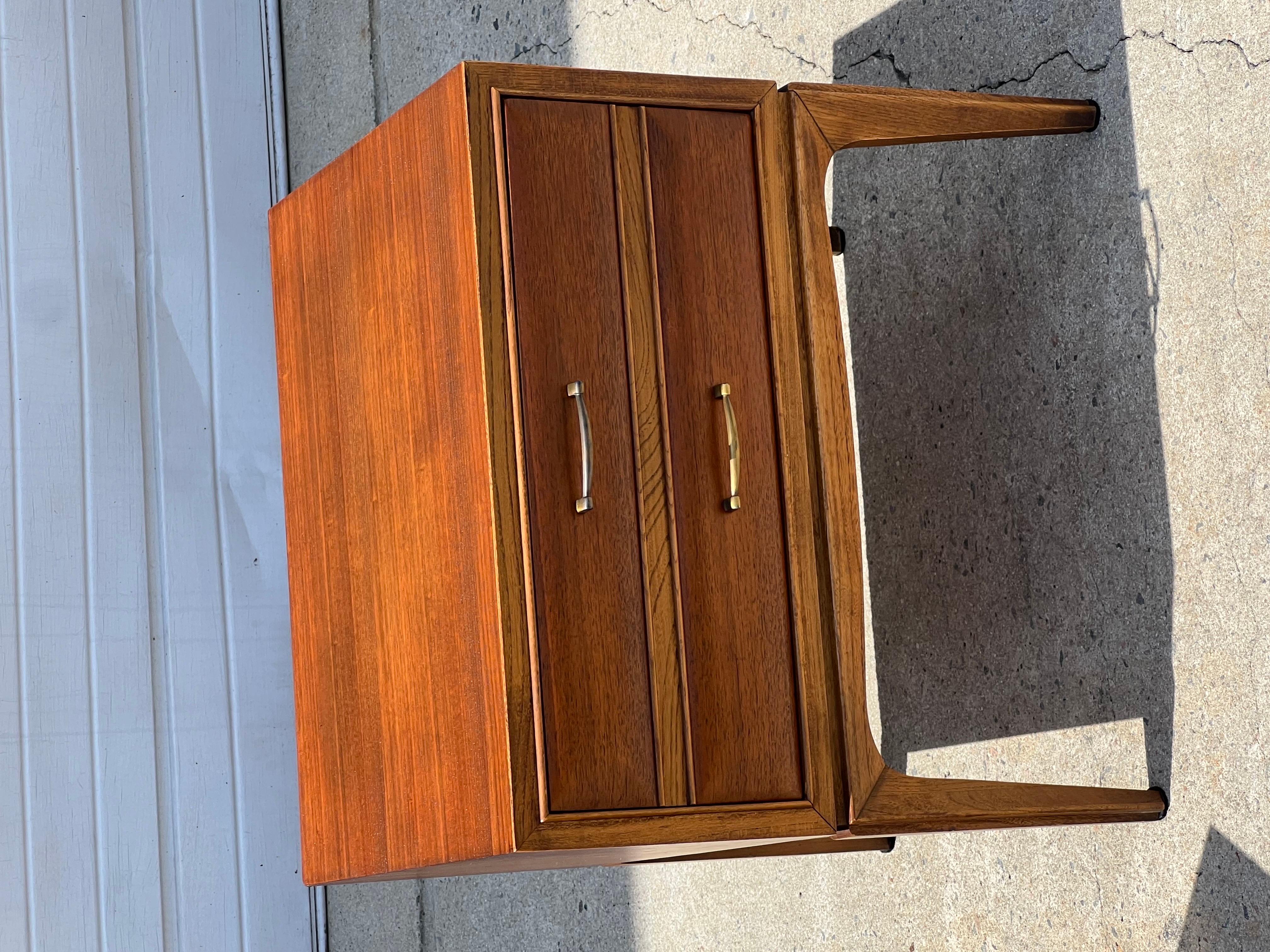 Pareja de mesillas de noche de mediados de siglo by Lane Furniture Estadounidense en venta