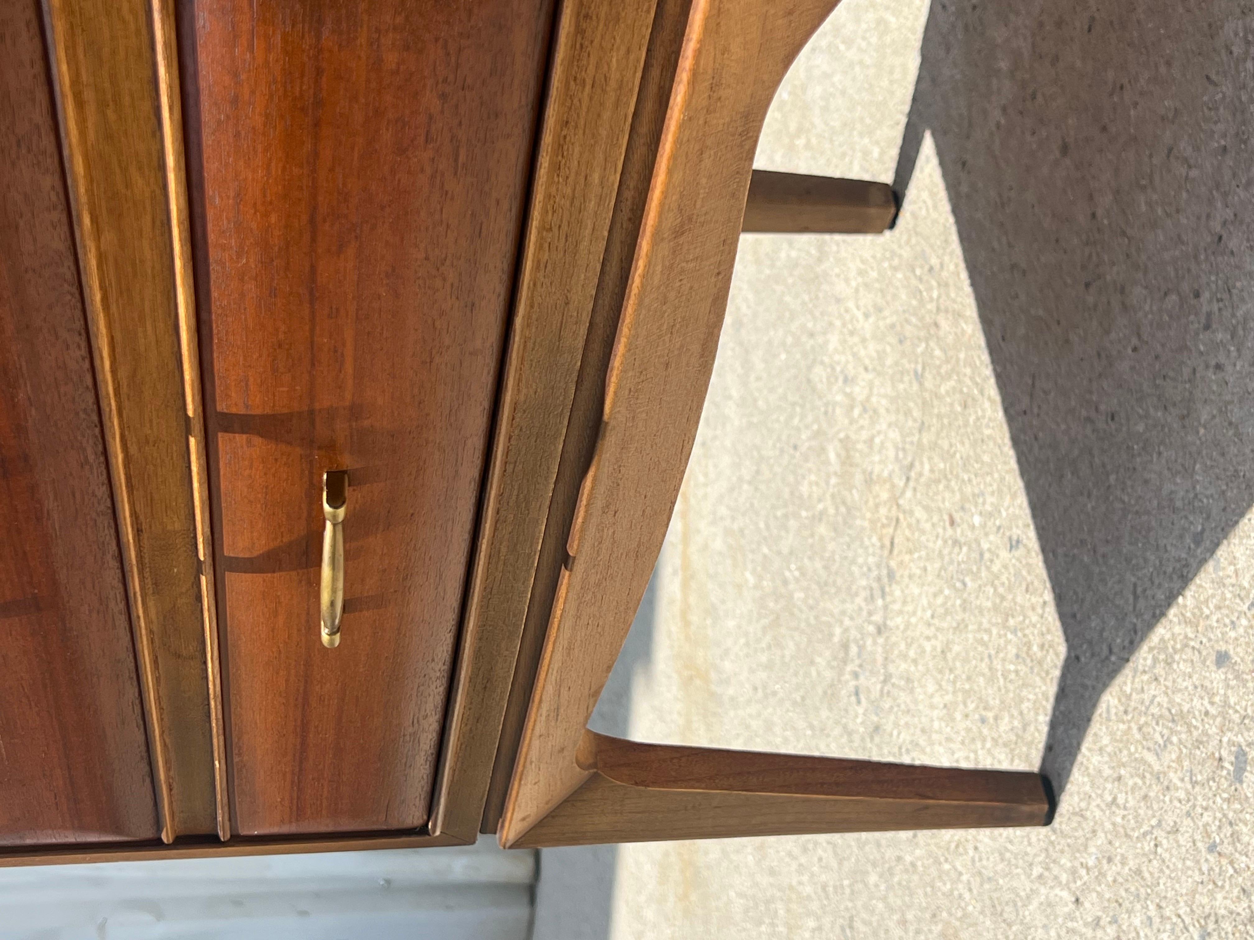 Pareja de mesillas de noche de mediados de siglo by Lane Furniture en Bueno estado para la venta en Raleigh, NC