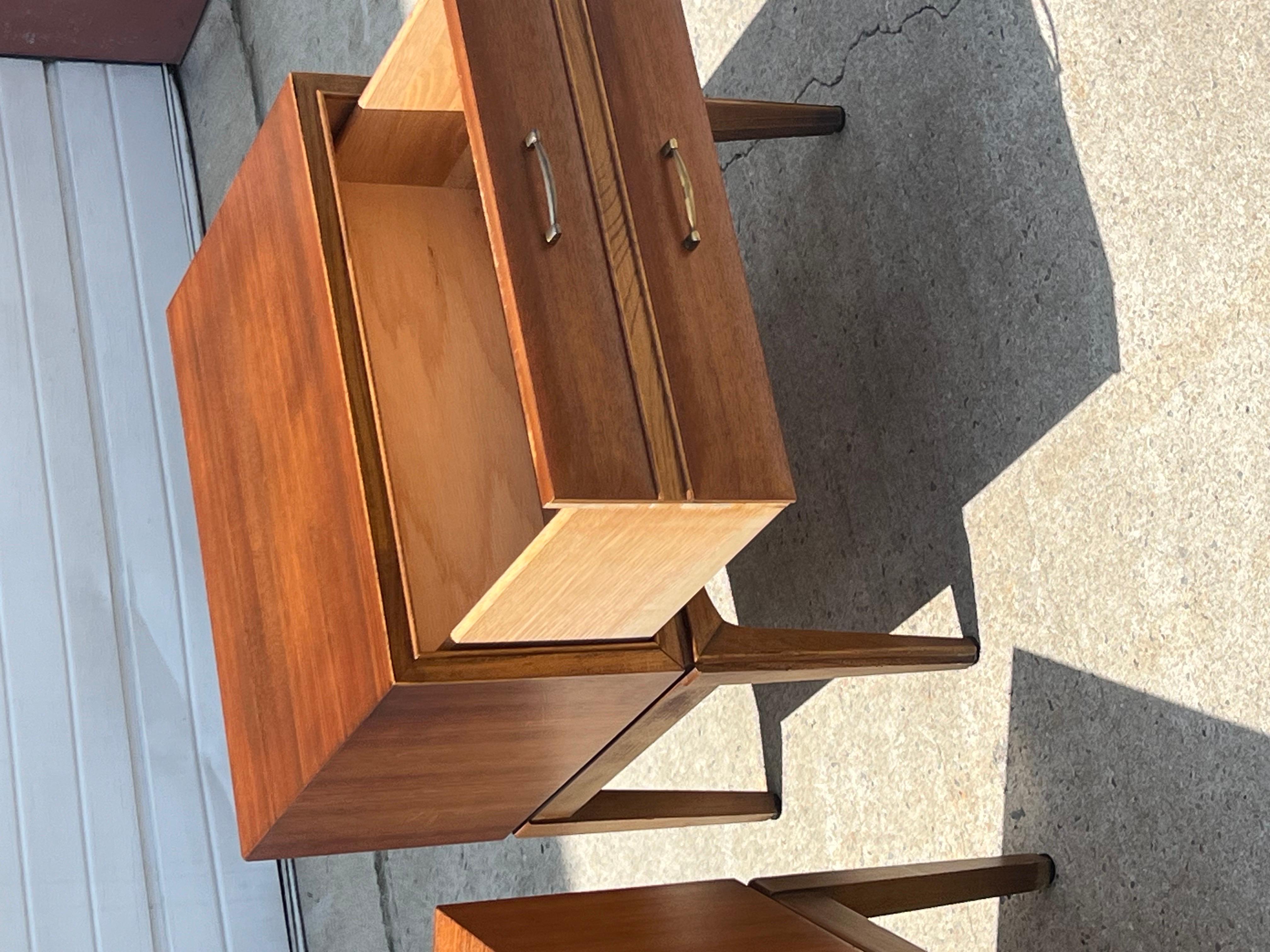 Pareja de mesillas de noche de mediados de siglo by Lane Furniture Latón en venta