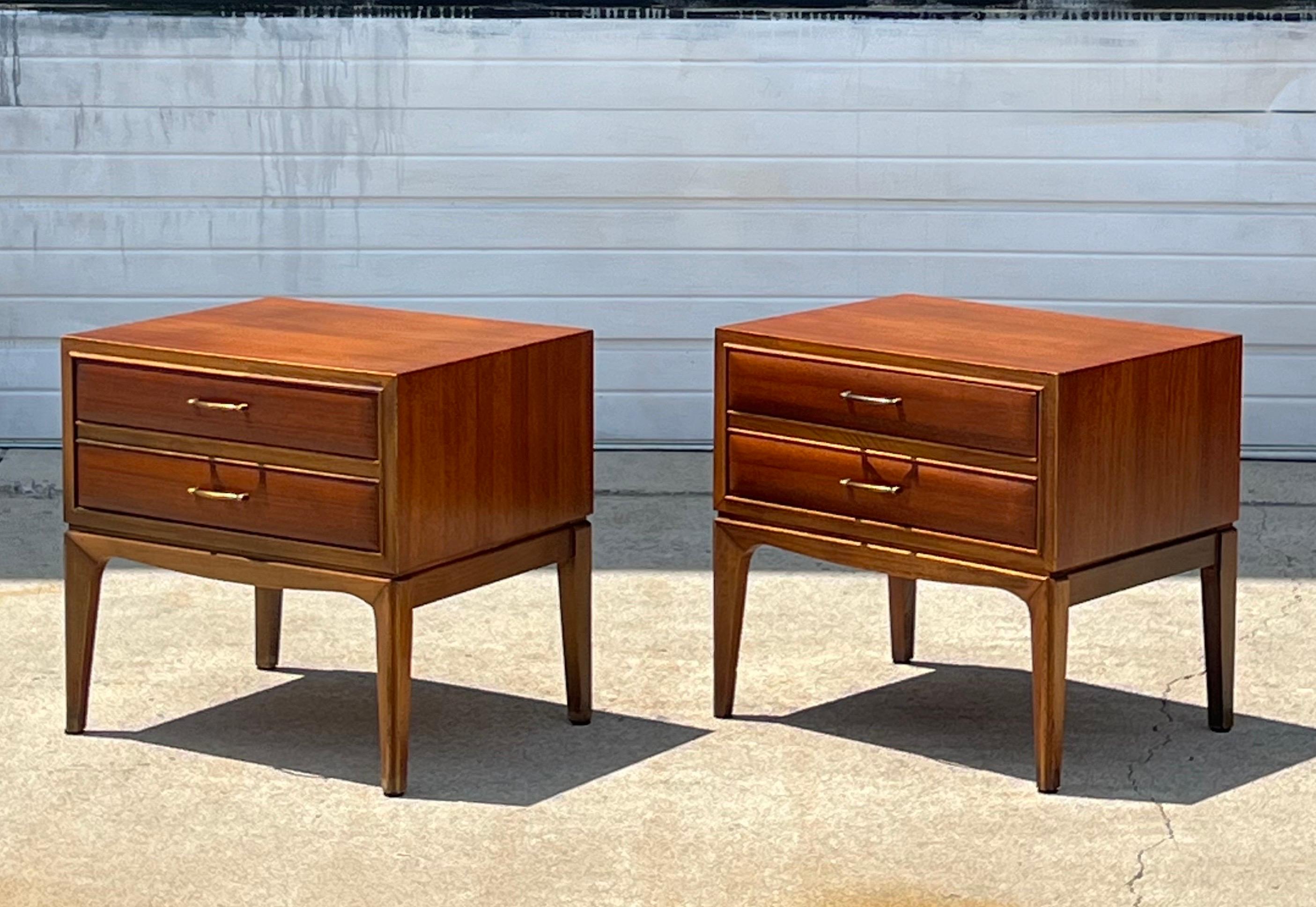 Pareja de mesillas de noche de mediados de siglo by Lane Furniture en venta 2