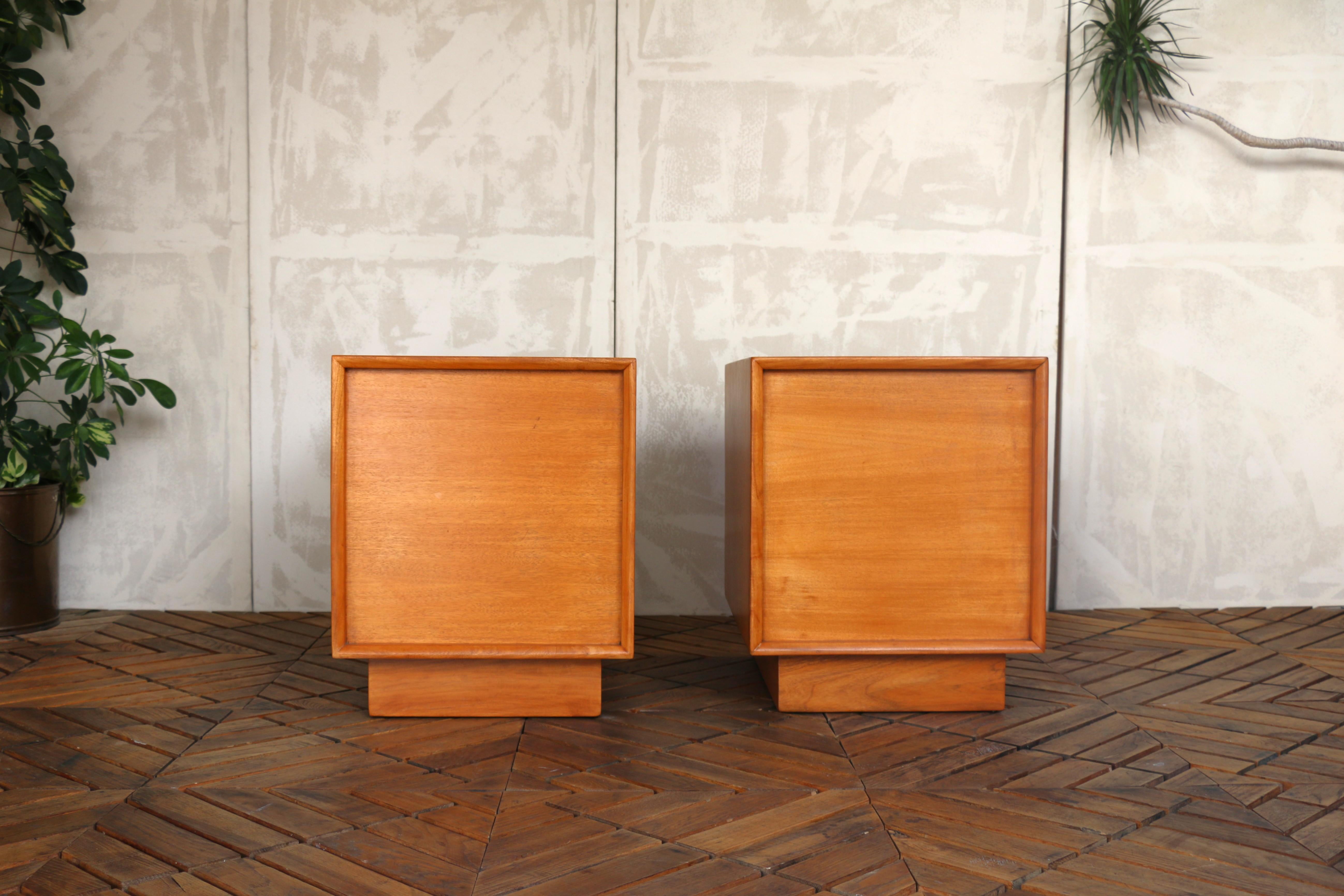 Paire de tables de nuit du milieu du siècle par Paul Laszlo pour Brown Saltman, Circa 1940 en vente 13