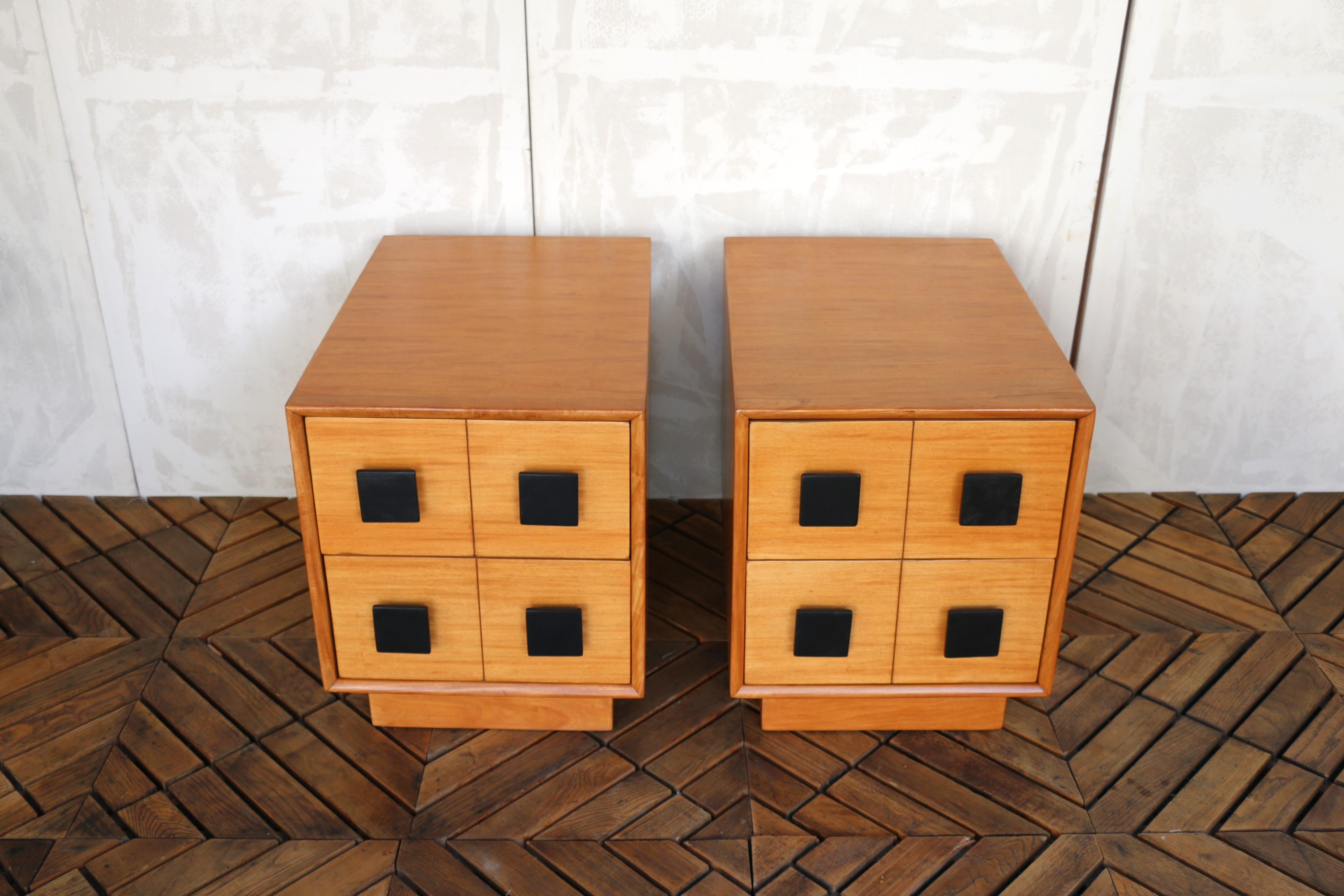 Mid-Century Modern Paire de tables de nuit du milieu du siècle par Paul Laszlo pour Brown Saltman, Circa 1940 en vente