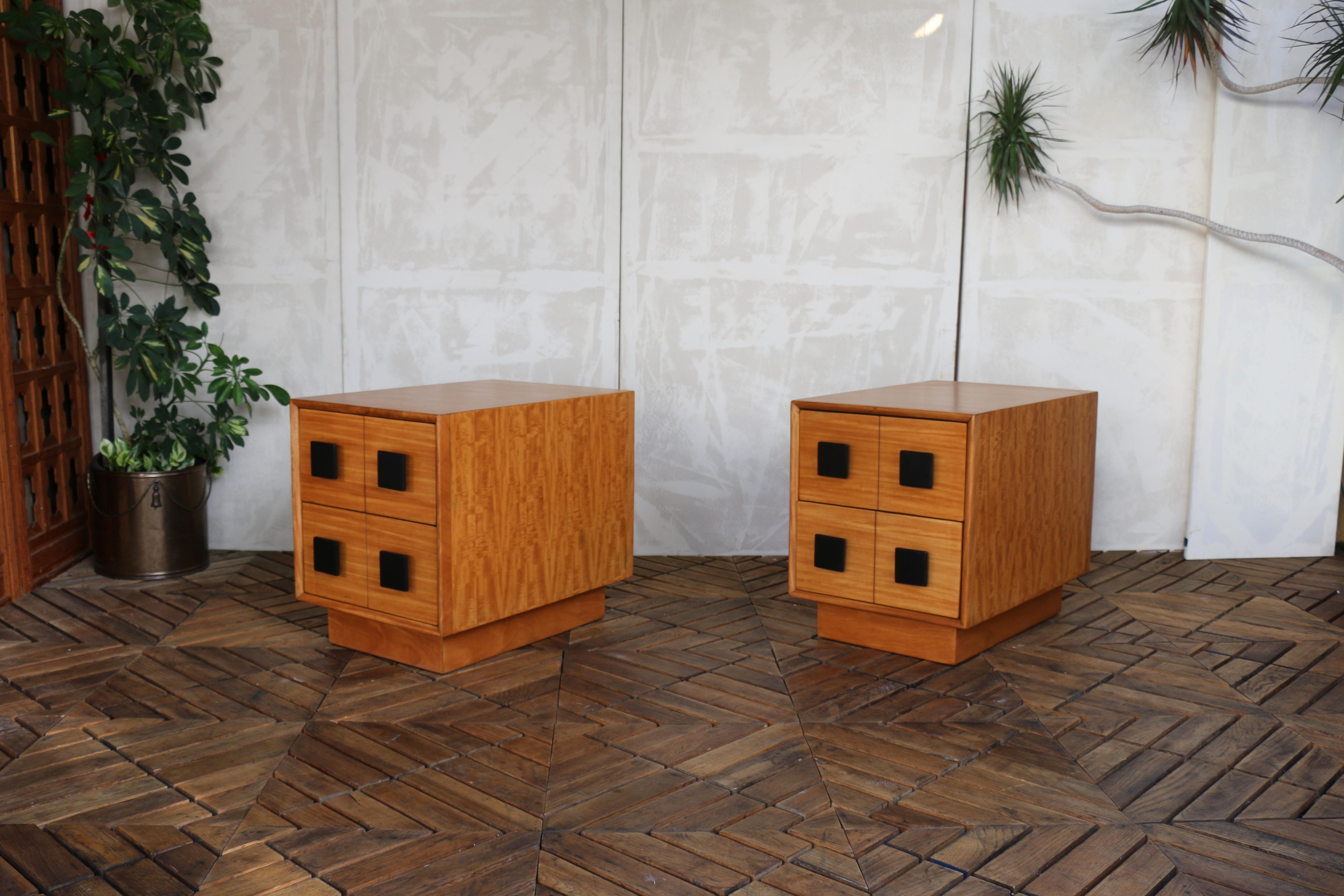Américain Paire de tables de nuit du milieu du siècle par Paul Laszlo pour Brown Saltman, Circa 1940 en vente