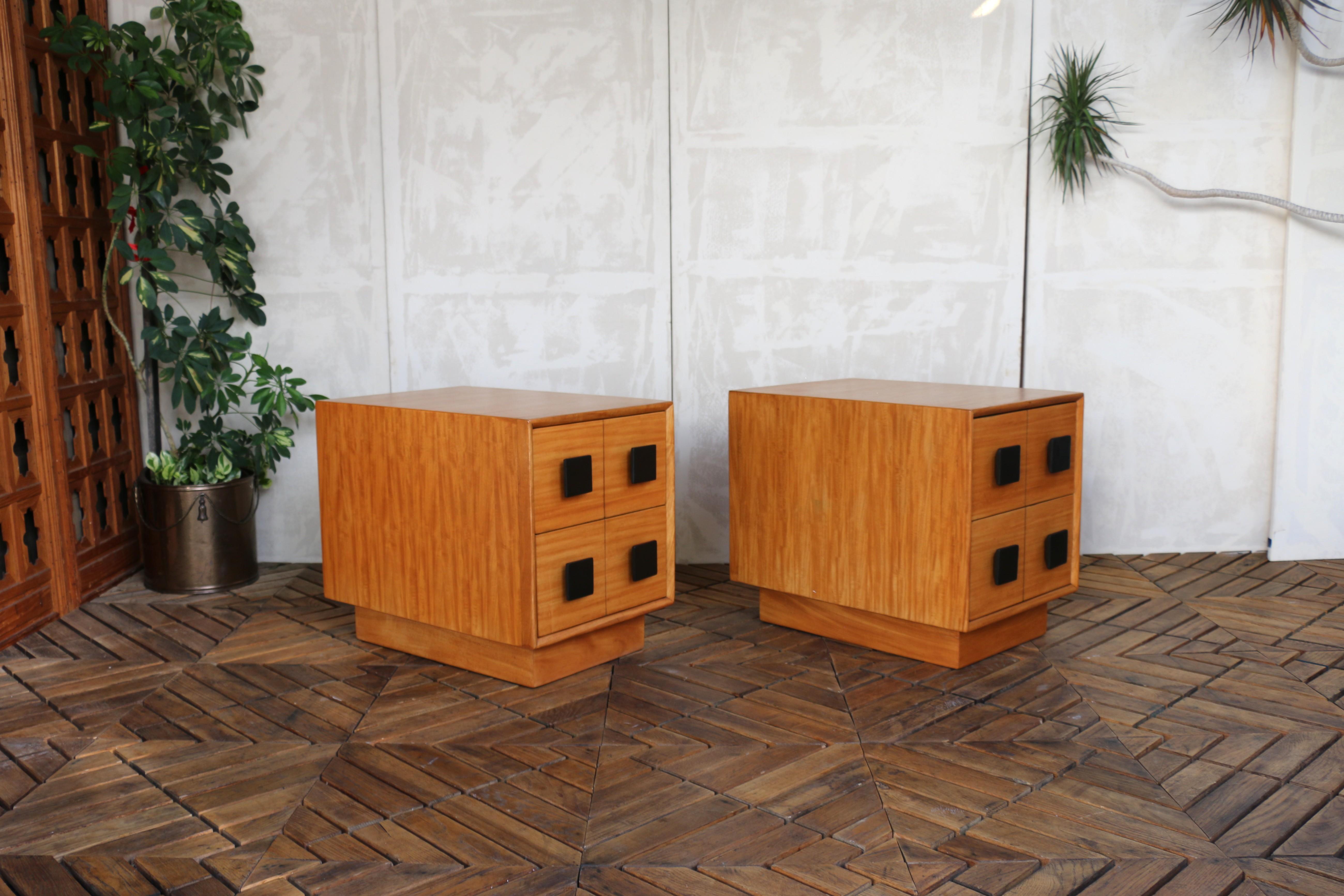 Paire de tables de nuit du milieu du siècle par Paul Laszlo pour Brown Saltman, Circa 1940 Bon état - En vente à North Hollywood, CA