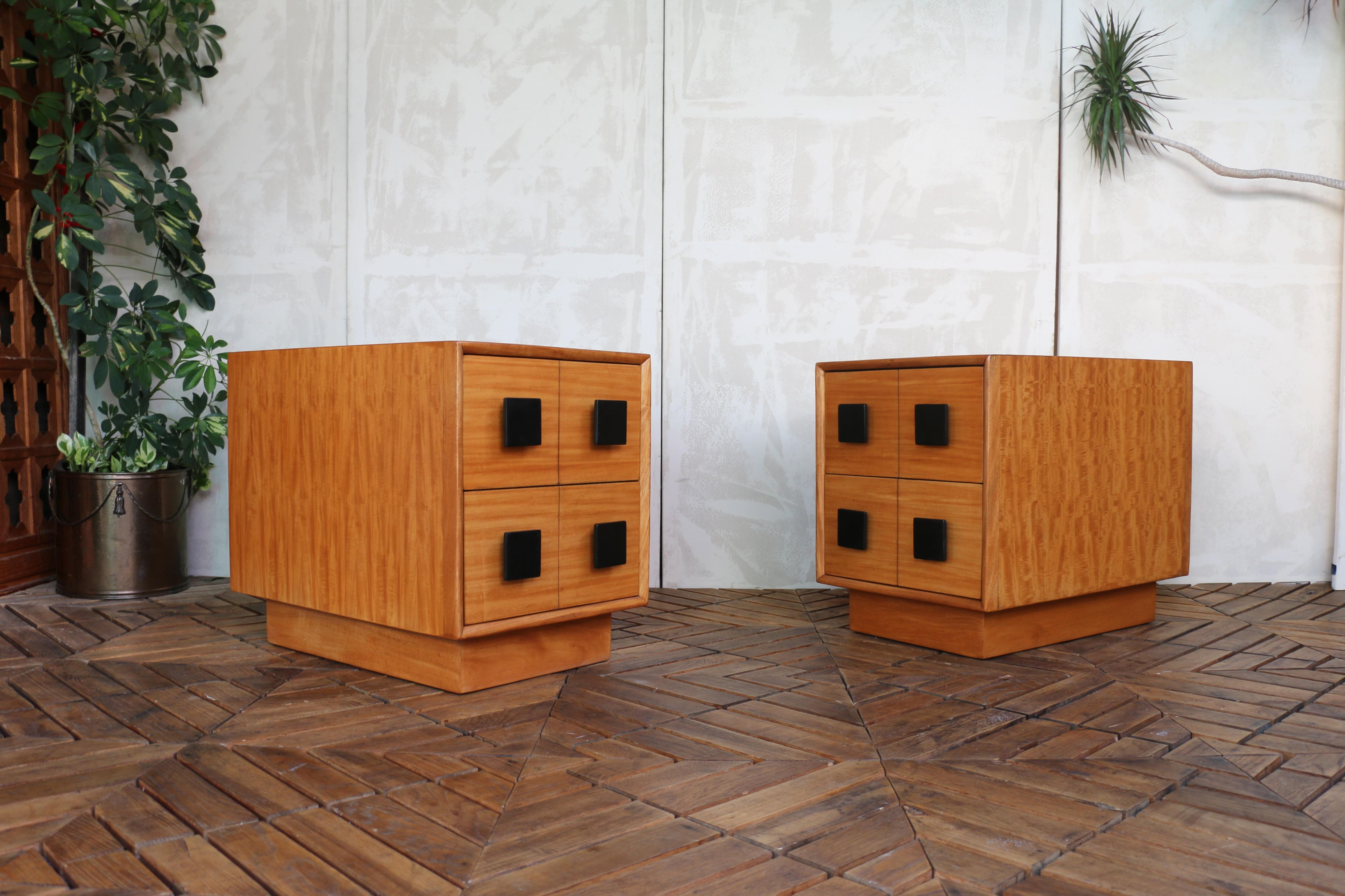 Milieu du XXe siècle Paire de tables de nuit du milieu du siècle par Paul Laszlo pour Brown Saltman, Circa 1940 en vente