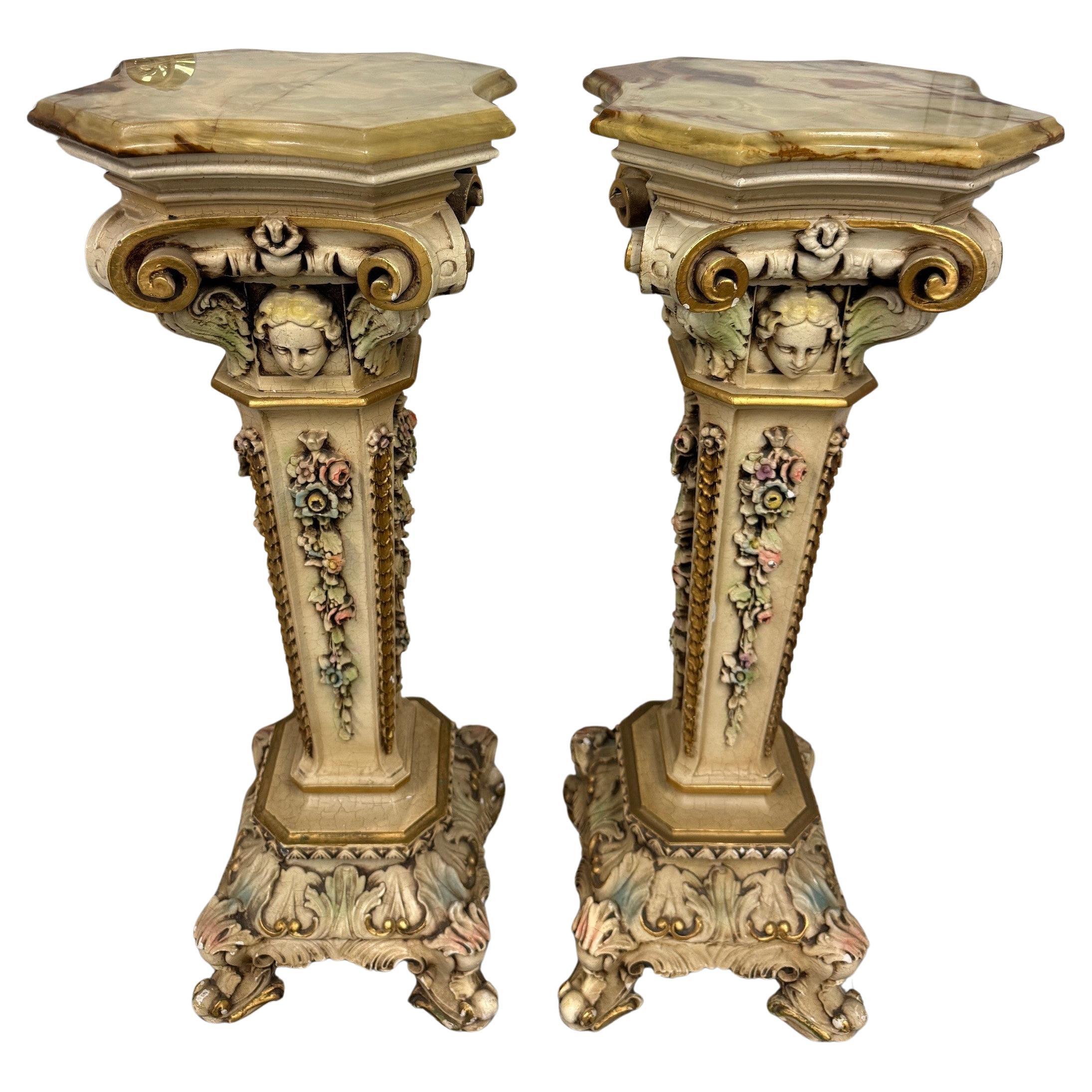 Paire de piédestaux décoratifs du milieu du siècle avec chérubins, fleurs et plateaux en onyx en vente