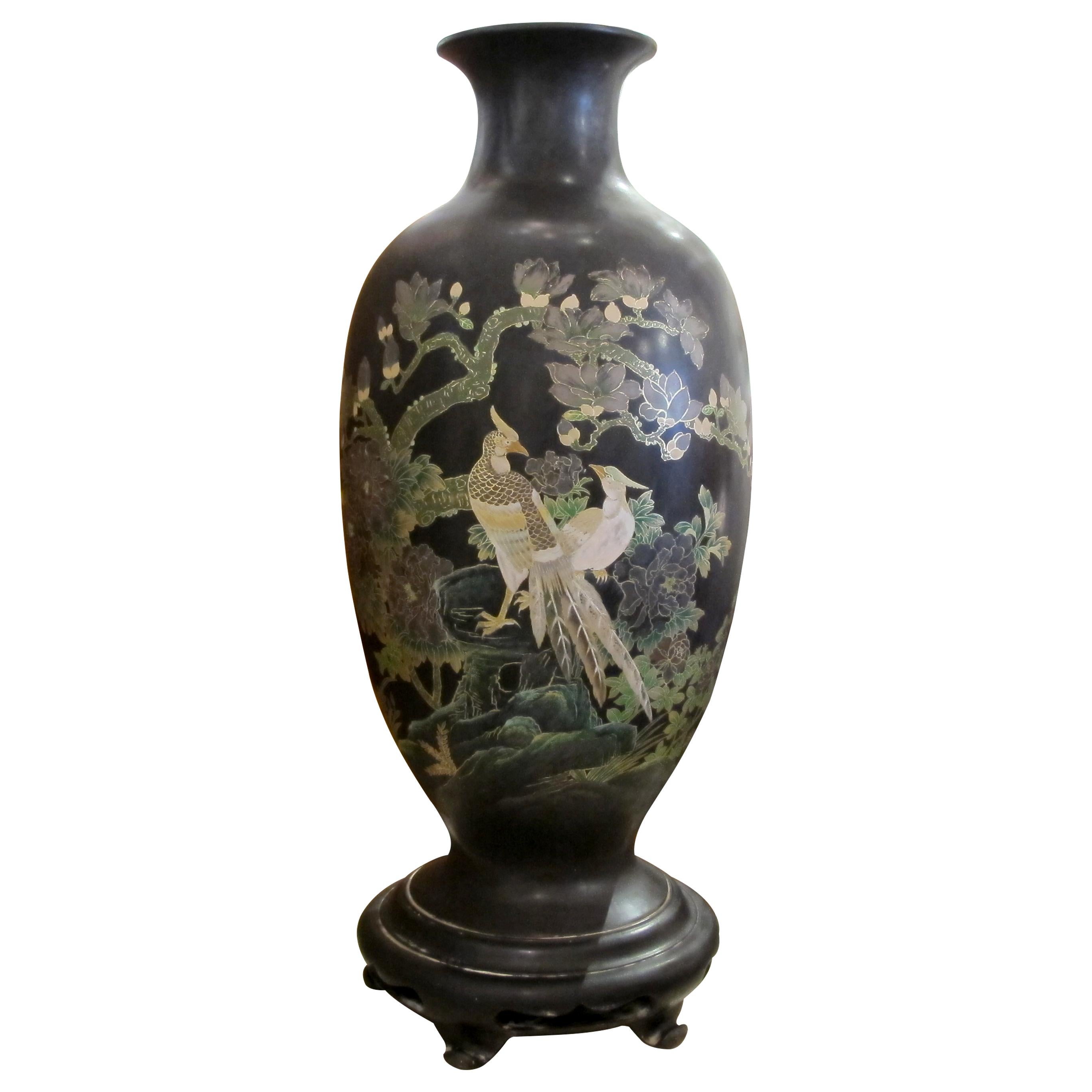 Coppia di vasi cinesi di grandi dimensioni realizzati in cartapesta, con eleganti rilievi di fagiani e motivi floreali. I vasi presentano uno stile classico di metà secolo, con dettagli intricati negli uccelli e nei fiori, probabilmente peonie, su
