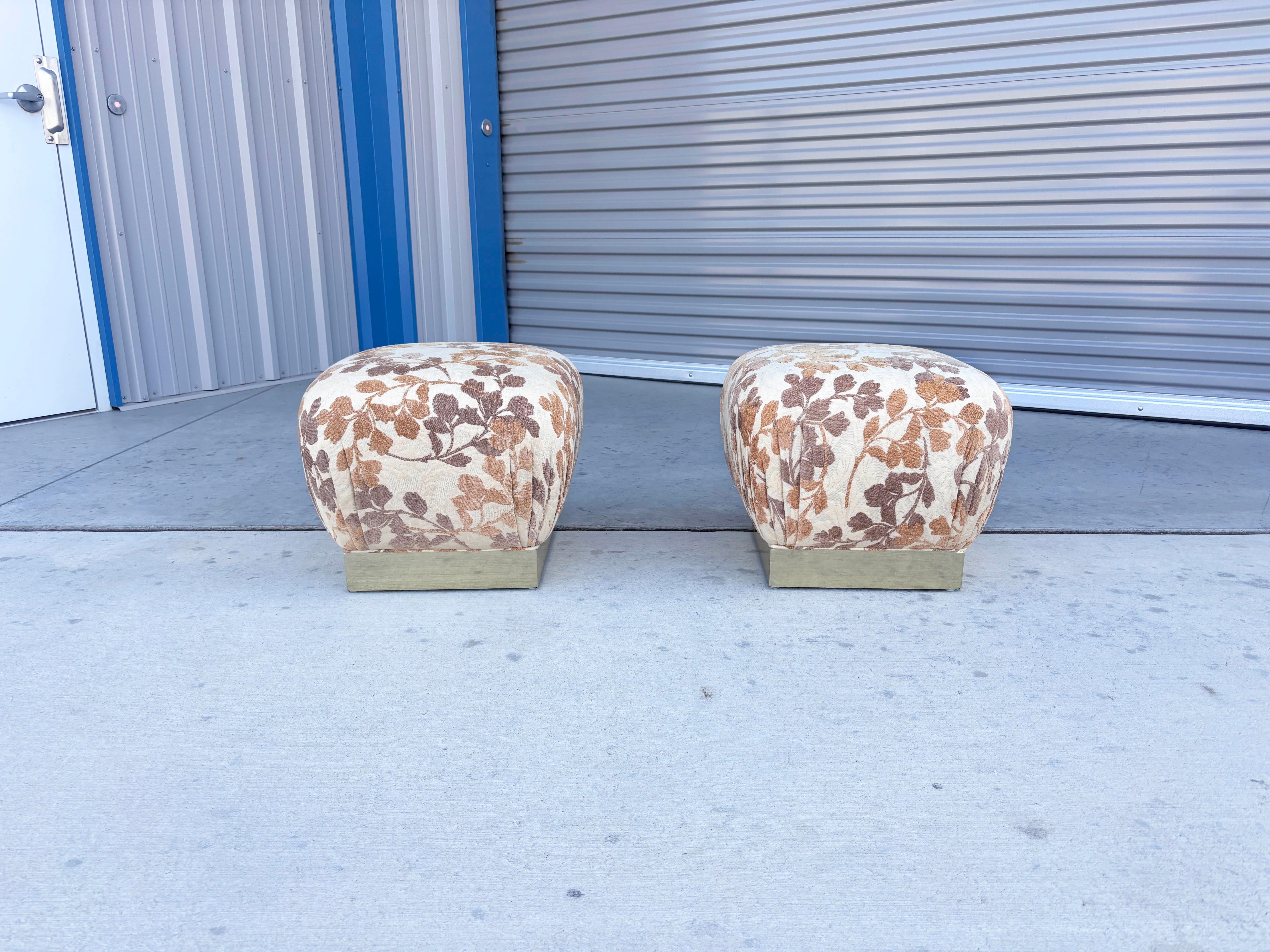 ✨ Pouf en laiton du milieu du siècle dans le style de Marge Carsons ✨

Ce superbe pouf en laiton du milieu du siècle est élégamment stylisé d'après les designs emblématiques de Marge Carson des années 1980. Doté d'un tissu floral magnifiquement