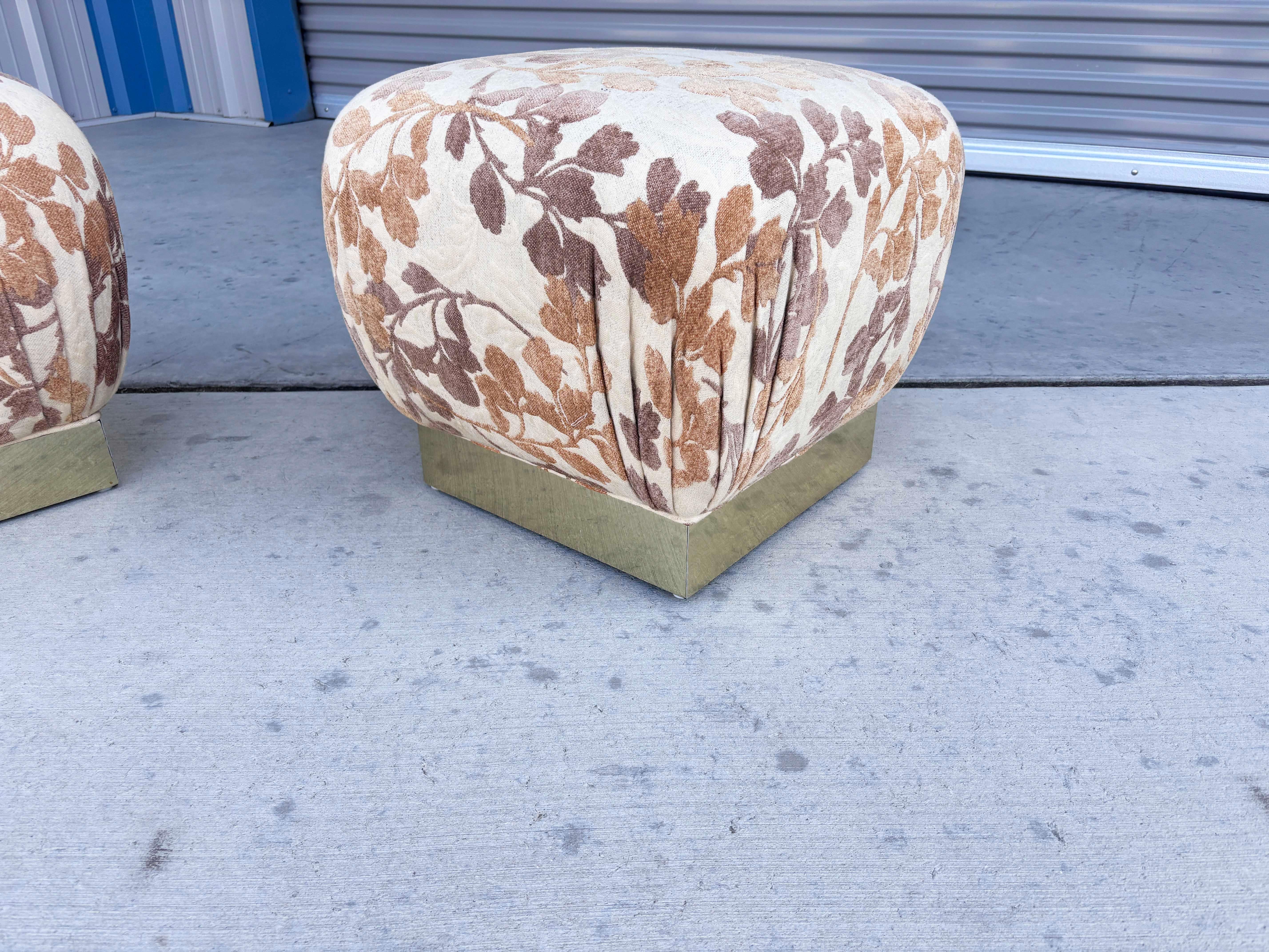 Laiton Paire de poufs et d'ottomans du milieu du siècle dernier d'après Marge Carson en vente