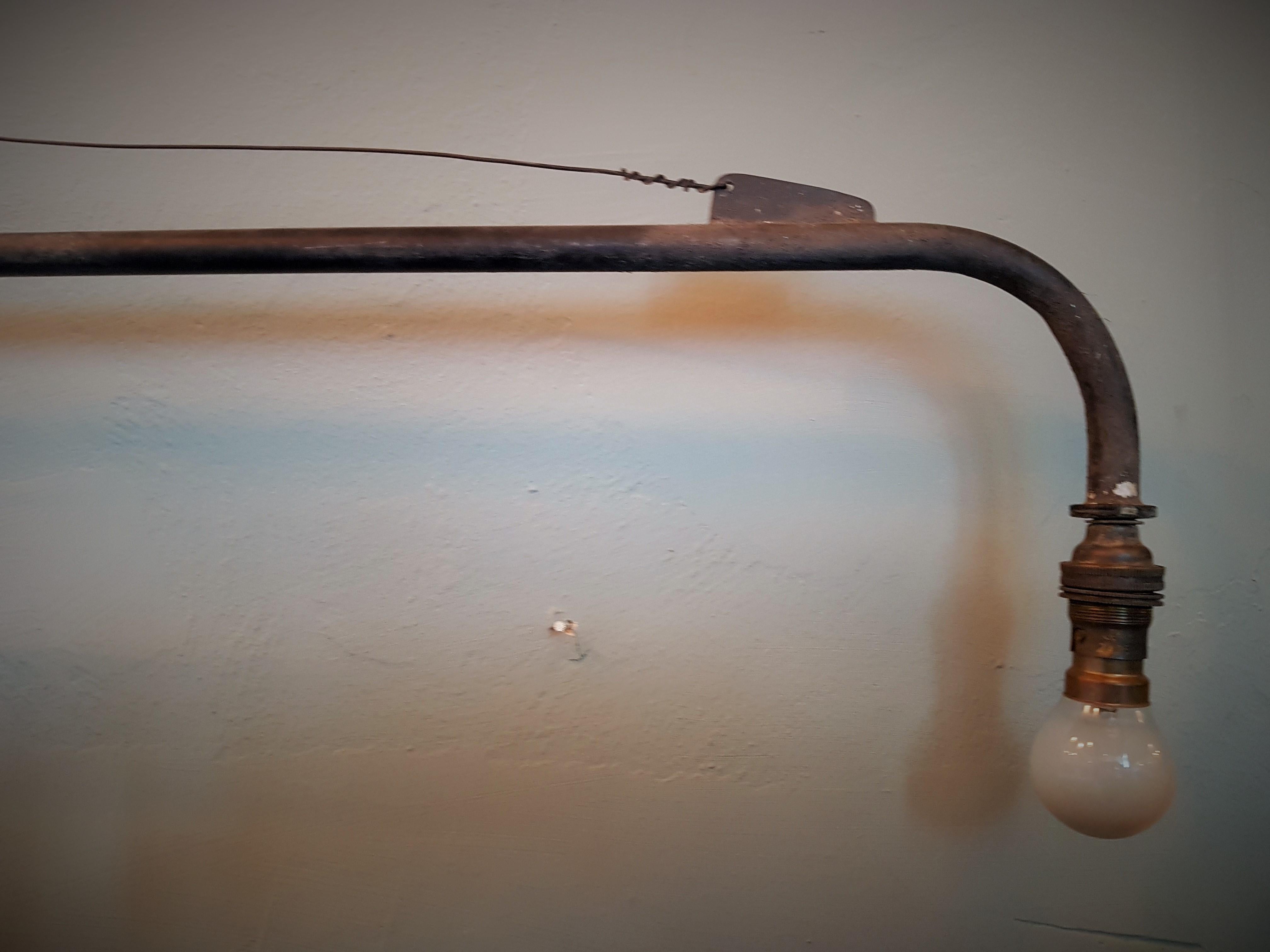 Pareja de lámparas de pared Prouve Potence Swing Jib, Francia Años 50 en venta 2