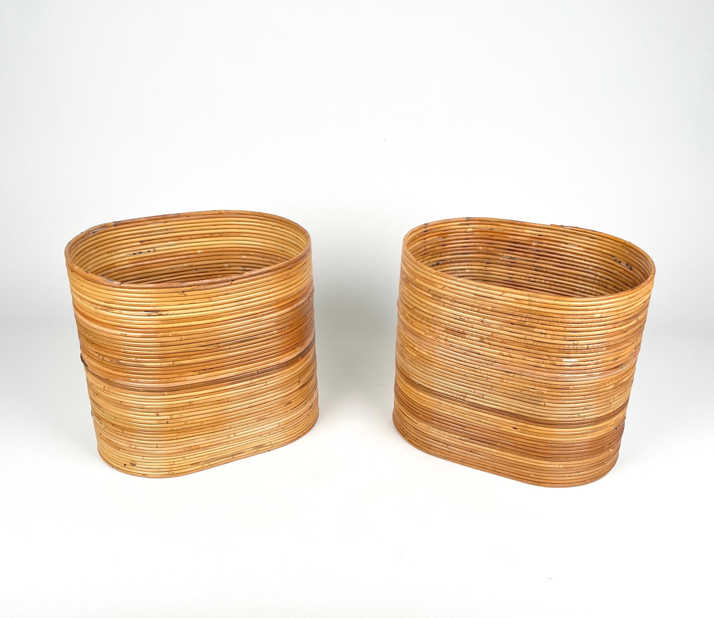 Pair of oval basket plant holder vase in bamboo and rattan made in Italy in the 1960s. 

An astonishing piece that will enrich a midcentury-style living room or studio.