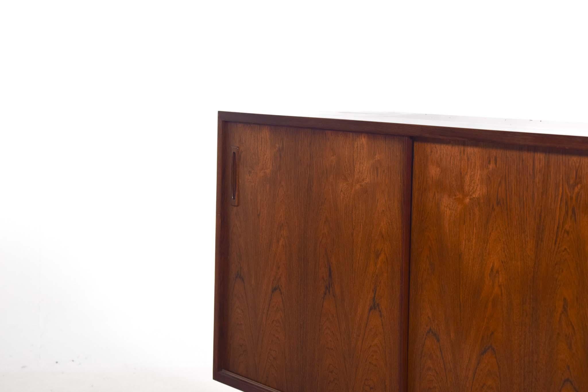 Cette élégante paire de buffets, fabriquée au Danemark dans les années 1950, illustre le savoir-faire raffiné et le design intemporel du mobilier moderne du milieu du siècle. Fabriqués en palissandre luxueux, les buffets présentent d'étonnants