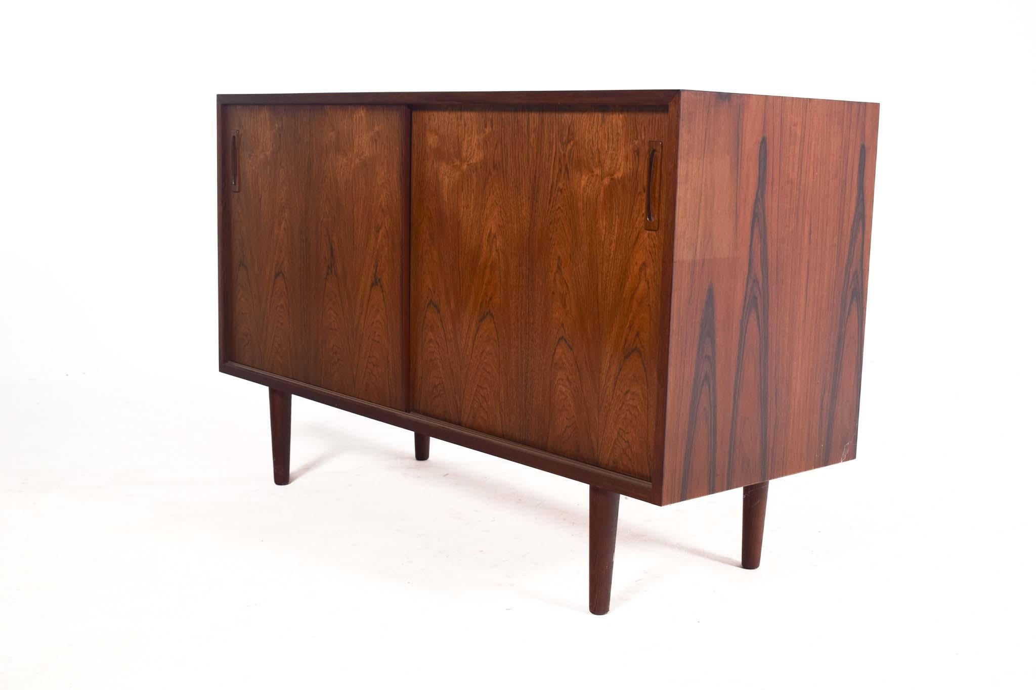 Mid-Century Modern Paire de buffets en bois de rose du Danemark, années 1950 en vente