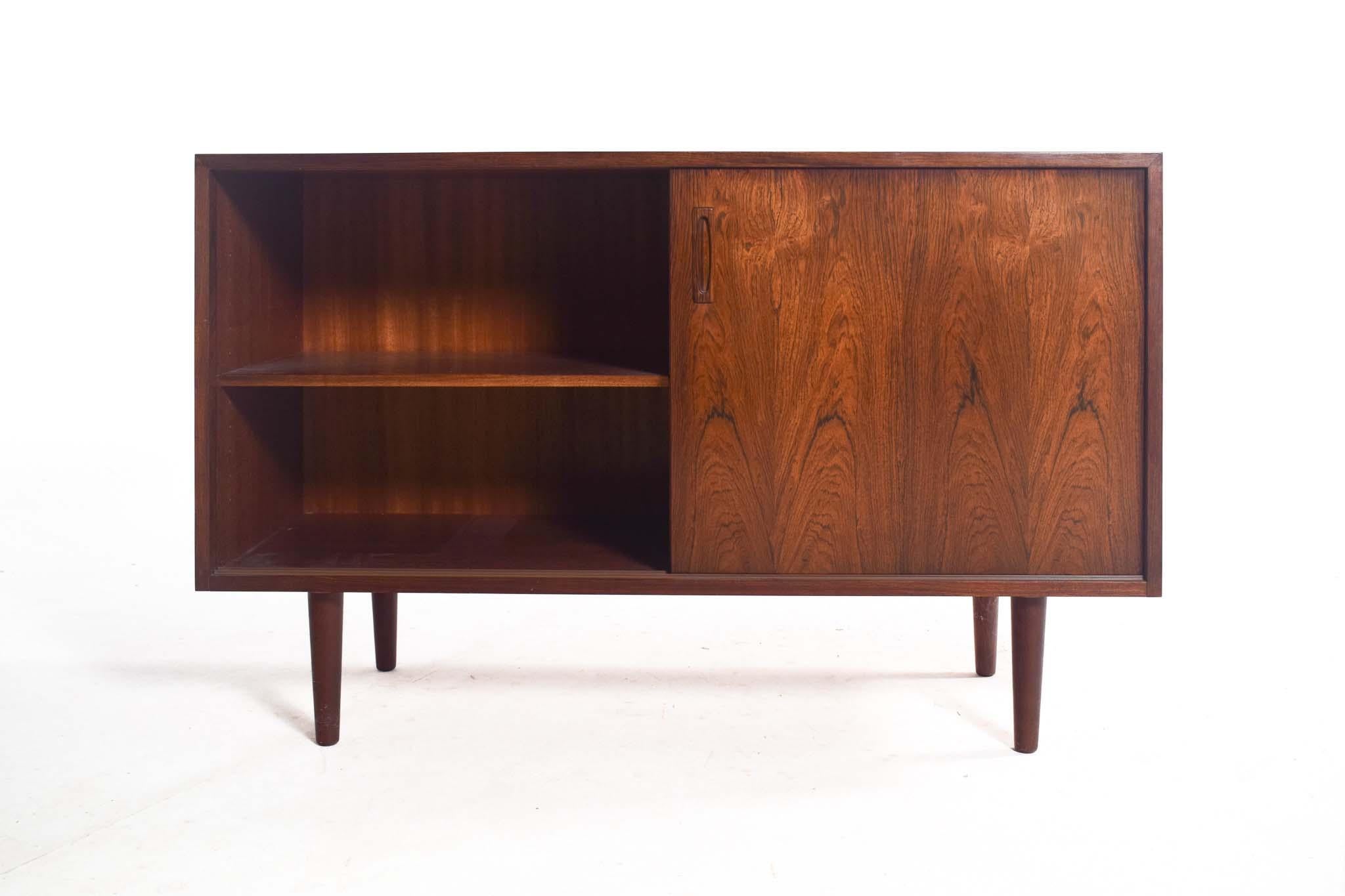 Milieu du XXe siècle Paire de buffets en bois de rose du Danemark, années 1950 en vente