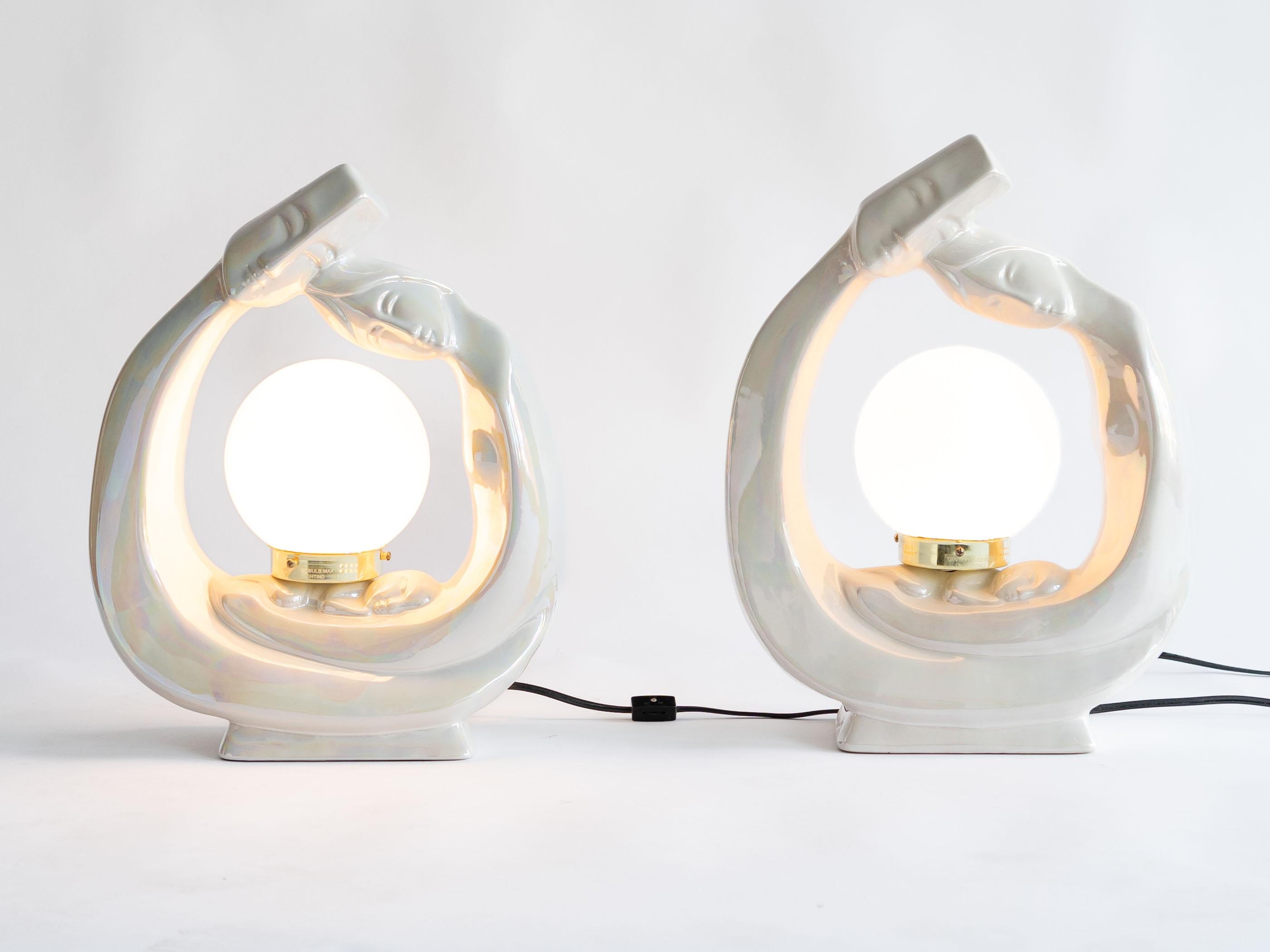 Mid-Century Modern Paire de lampes « famille » rondes en céramique perlée du milieu du siècle dernier avec abat-jour en verre en vente