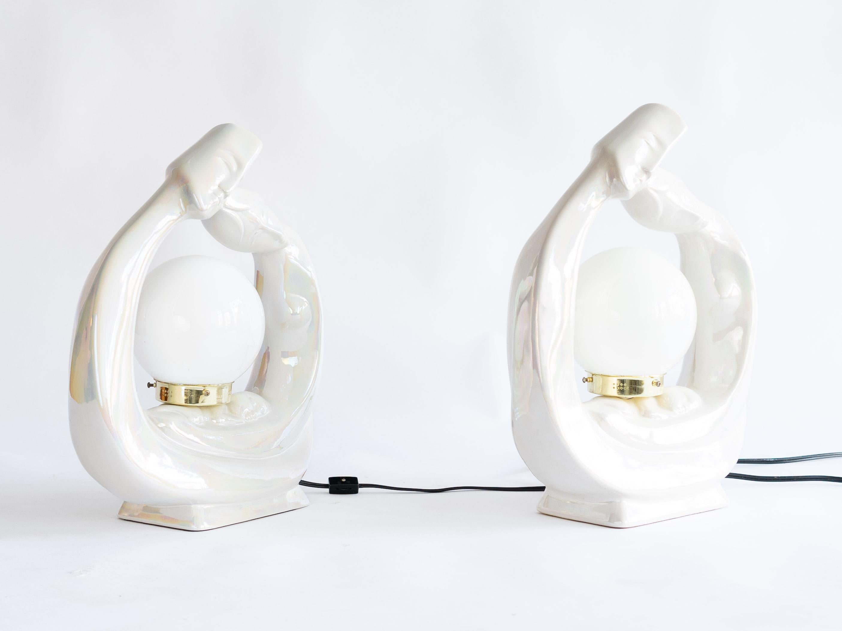 Américain Paire de lampes « famille » rondes en céramique perlée du milieu du siècle dernier avec abat-jour en verre en vente