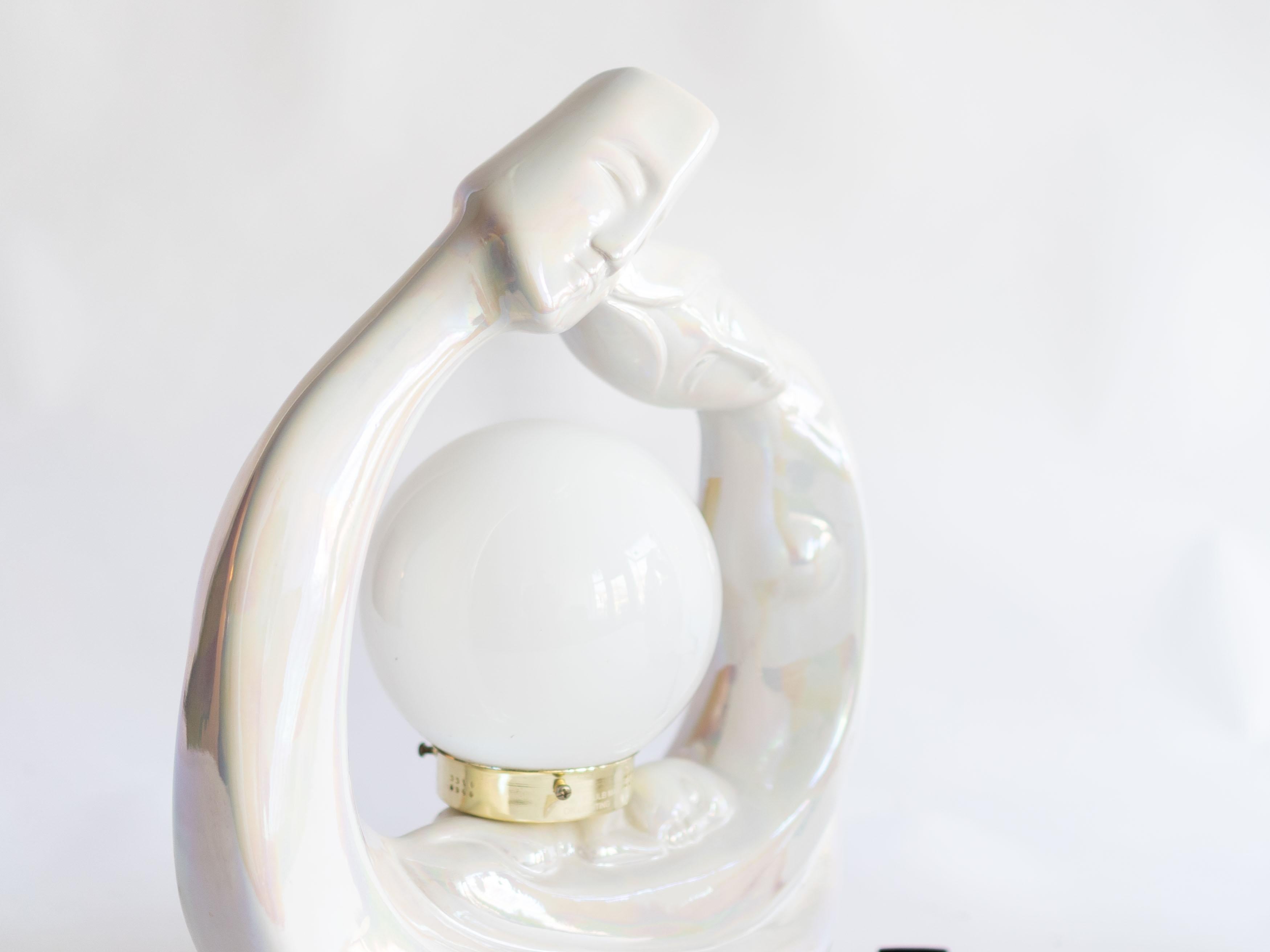 Paire de lampes « famille » rondes en céramique perlée du milieu du siècle dernier avec abat-jour en verre Bon état - En vente à Chicago, IL