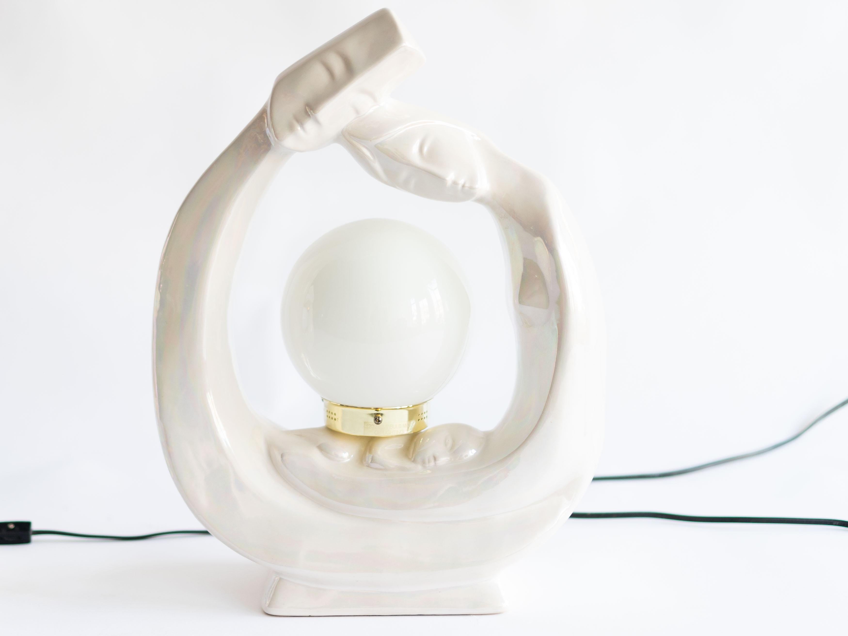 20ième siècle Paire de lampes « famille » rondes en céramique perlée du milieu du siècle dernier avec abat-jour en verre en vente