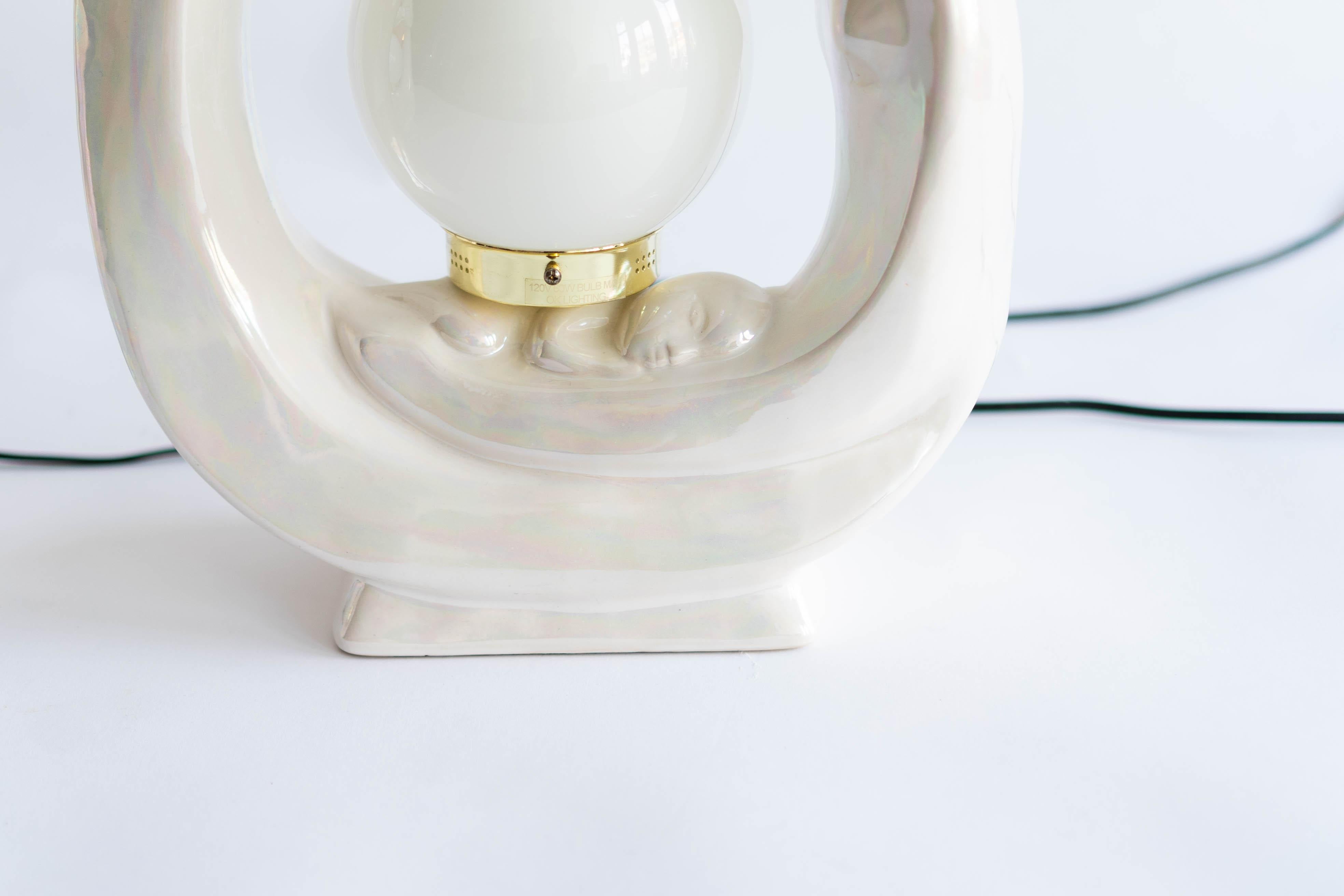 Céramique Paire de lampes « famille » rondes en céramique perlée du milieu du siècle dernier avec abat-jour en verre en vente
