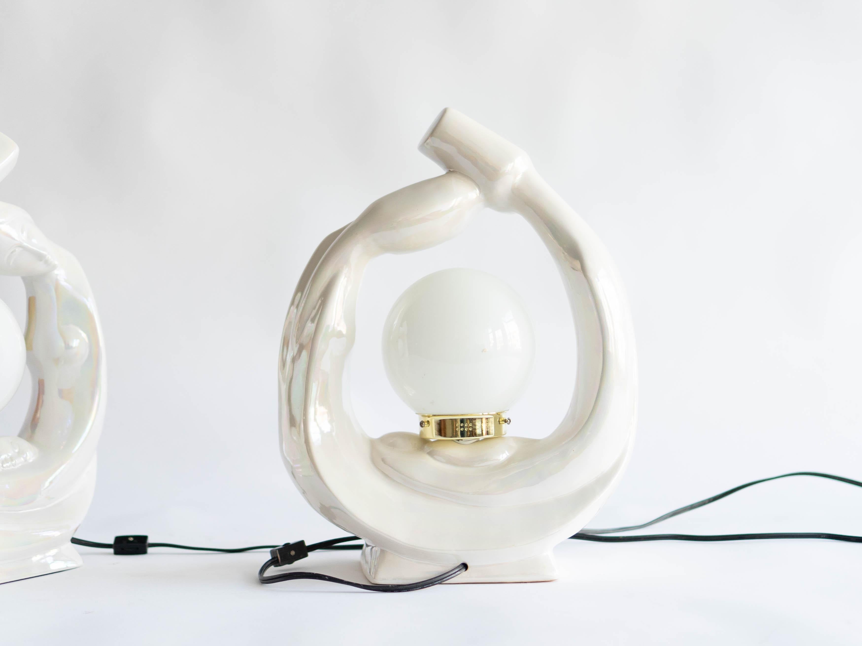 Paire de lampes « famille » rondes en céramique perlée du milieu du siècle dernier avec abat-jour en verre en vente 1