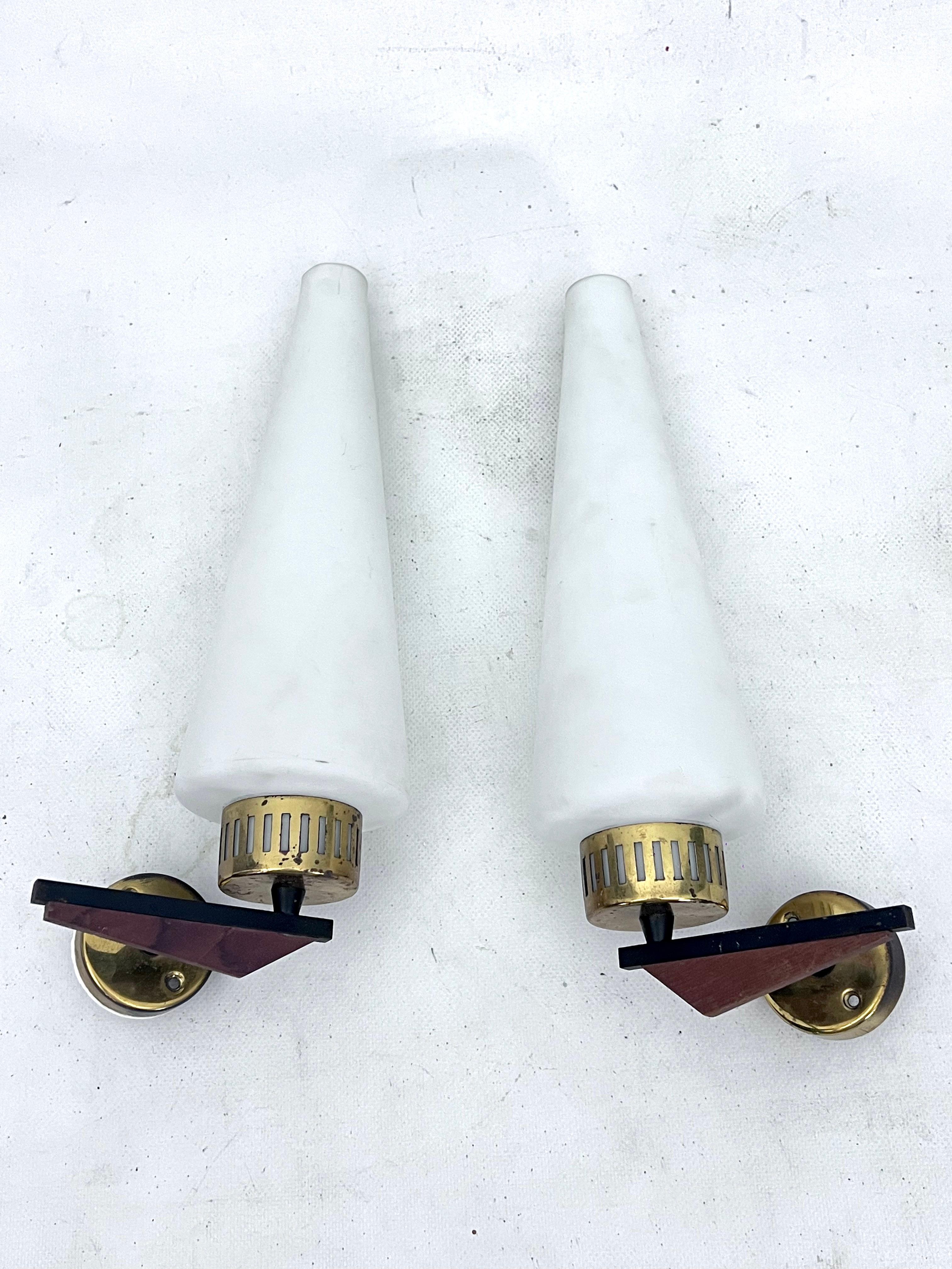 This set of two sconces in the manner of Stilnovo, was produced in Italy during the 50s. Original vintage condition with trace of age and use. Made from lacquer, brass, wood and triplex opaline glass. Full working with EU standard, adaptable on