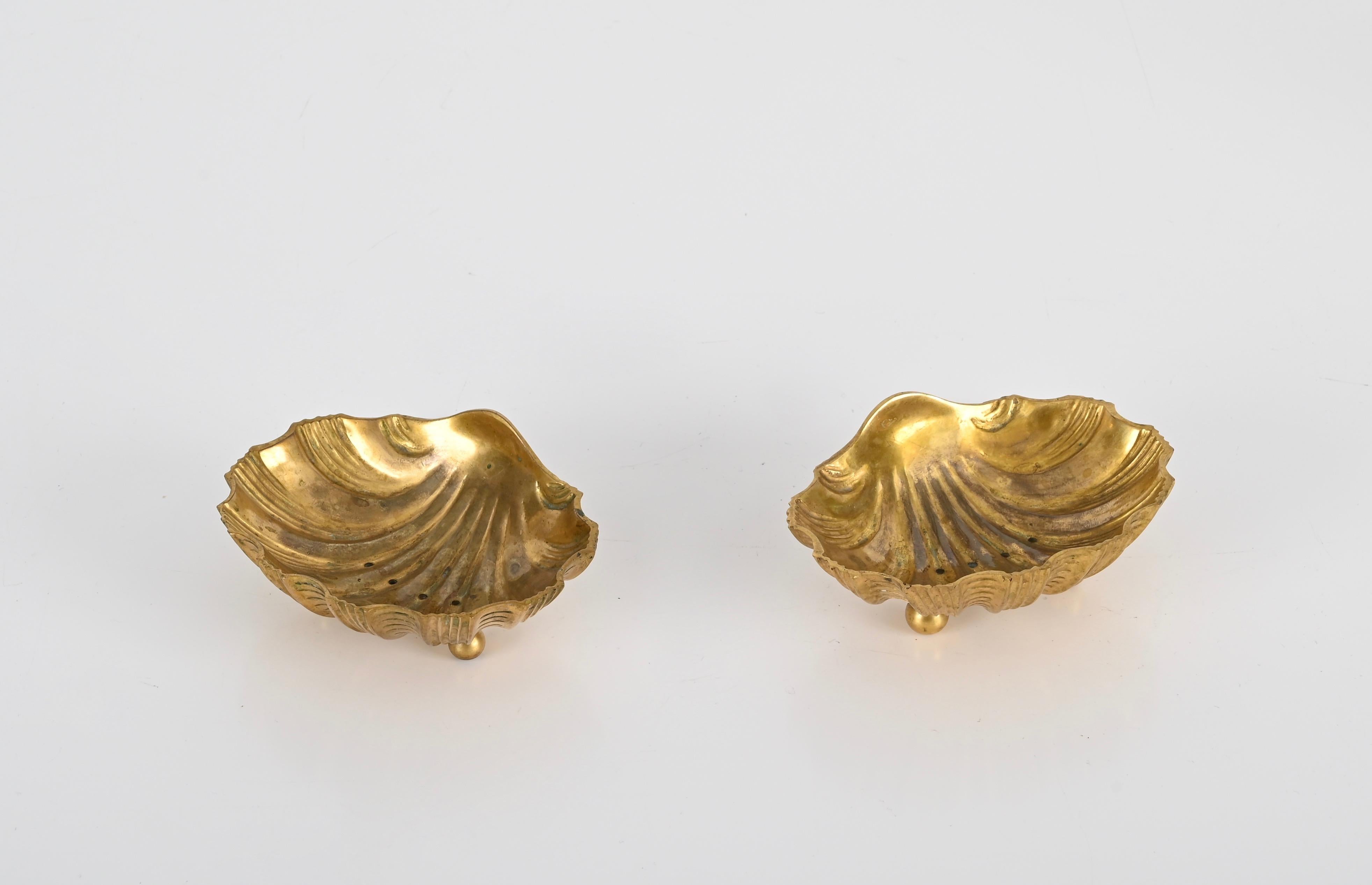 Stunning pair of shell-shaped soap dishes in gilt bronze. This fantastic Hollywood Regency style soap dishes were made in Italy during the 1950s.

The perfect details and the quality of the gilding on these soap dishes is outstanding.


An