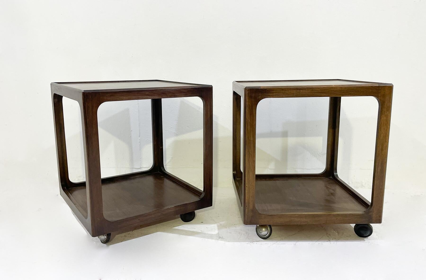 Paire de tables d'appoint du milieu du siècle avec roues, bois, années 1960 Bon état - En vente à Brussels, BE