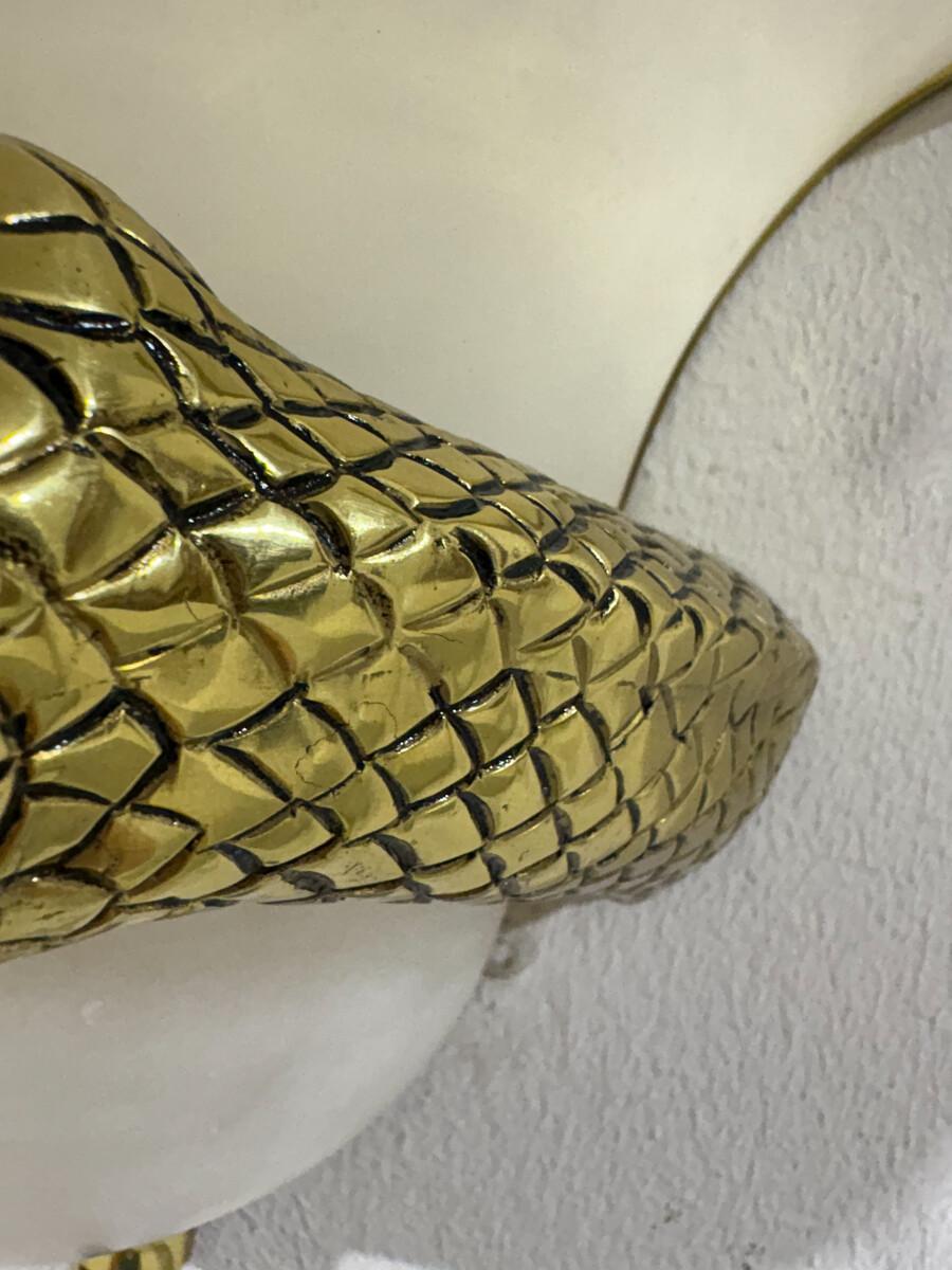 Italiano Coppia di applique a forma di serpente di metà secolo, ottone e alabastro, Italia, anni '70 in vendita