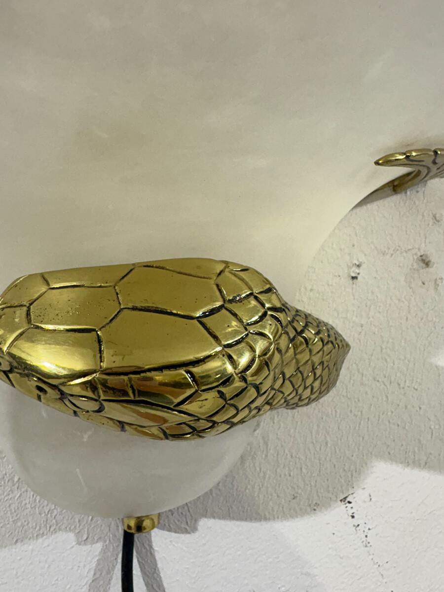 Coppia di applique a forma di serpente di metà secolo, ottone e alabastro, Italia, anni '70 In condizioni buone in vendita a Brussels, BE