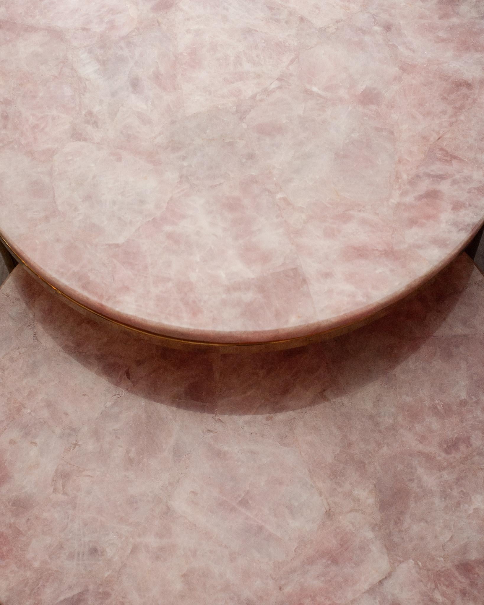 Américain Paire de tables gigognes en quartz rose doux et laiton du milieu du siècle dernier en vente