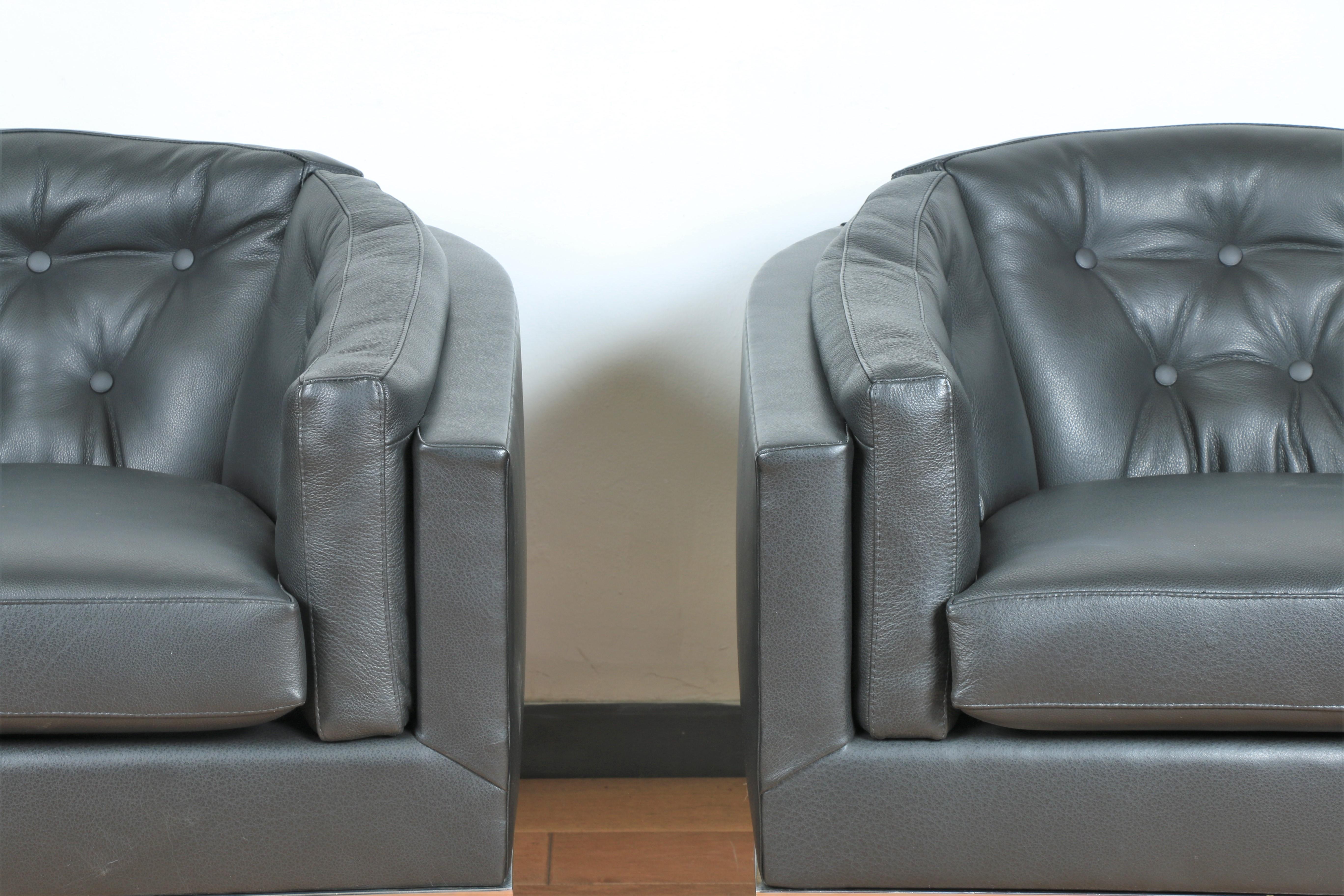 Mid-Century-Sessel aus Stahl und Leder im Barrel-Stil, Paar (Moderne der Mitte des Jahrhunderts) im Angebot
