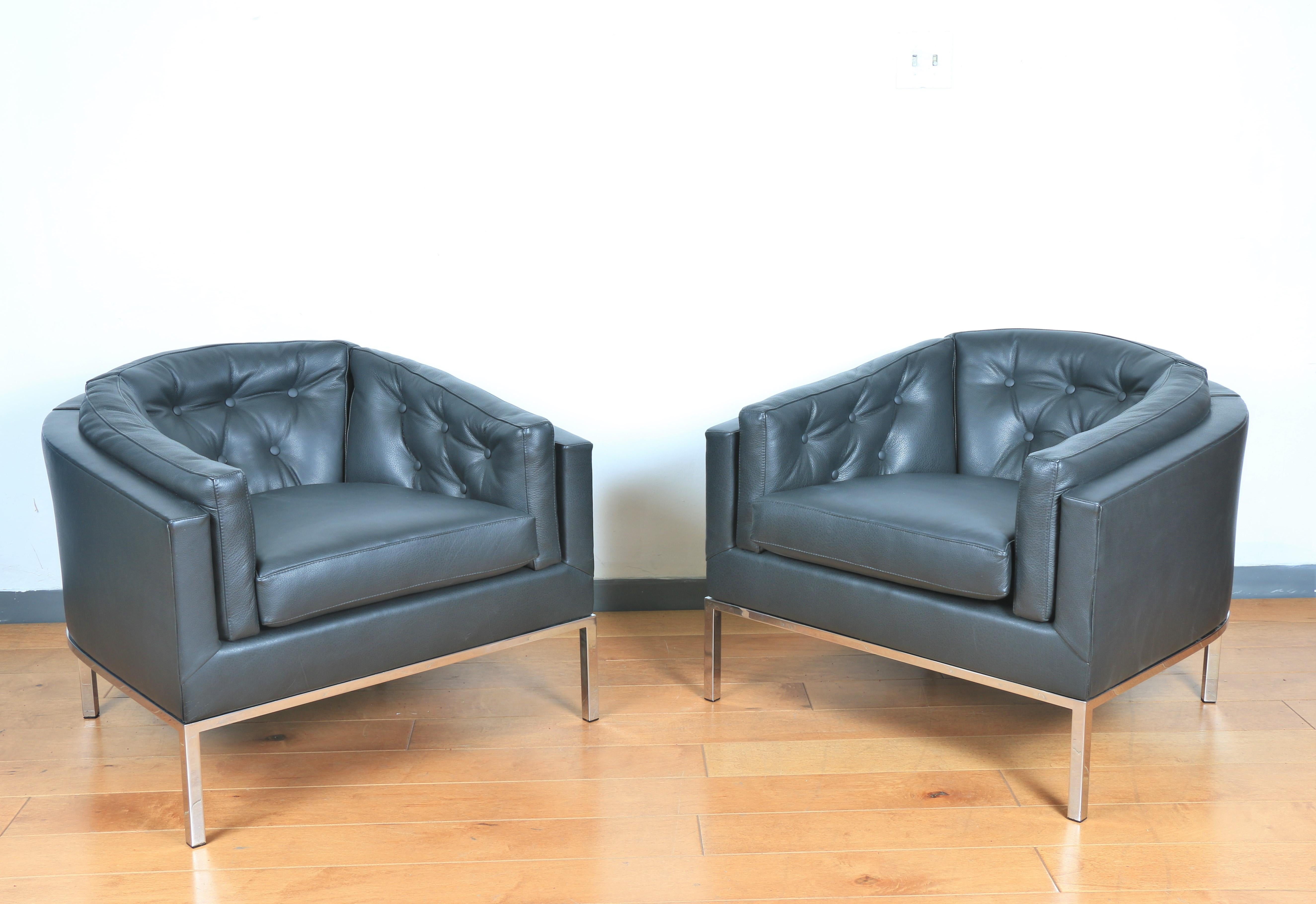 Mid-Century Pair of Steel and Leather Barrel Style Lounge Chairs In Good Condition For Sale In North Hollywood, CA