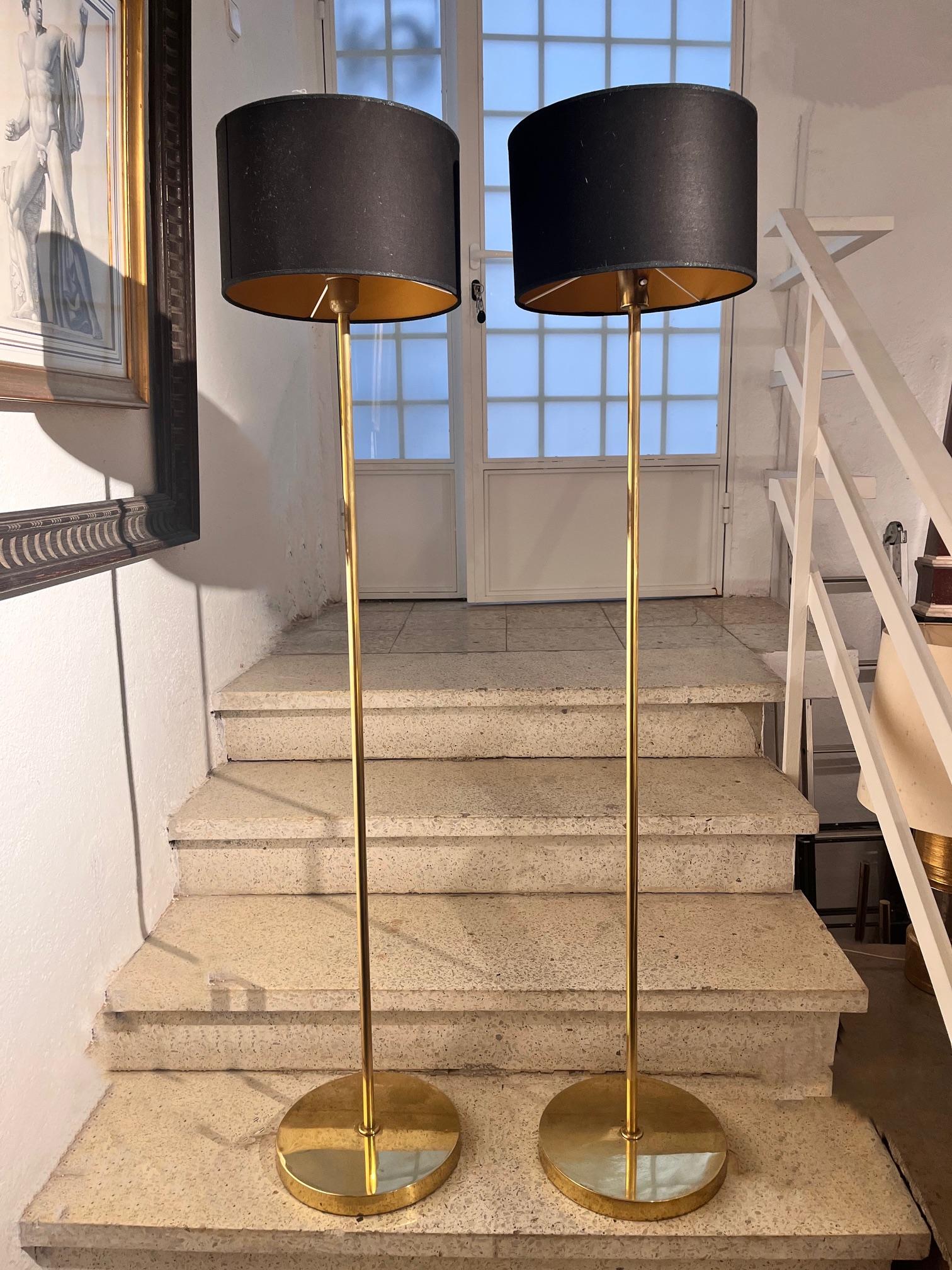 Pareja de lámparas de pie suecas de latón de mediados de siglo, Aneta, años 70 en venta 2