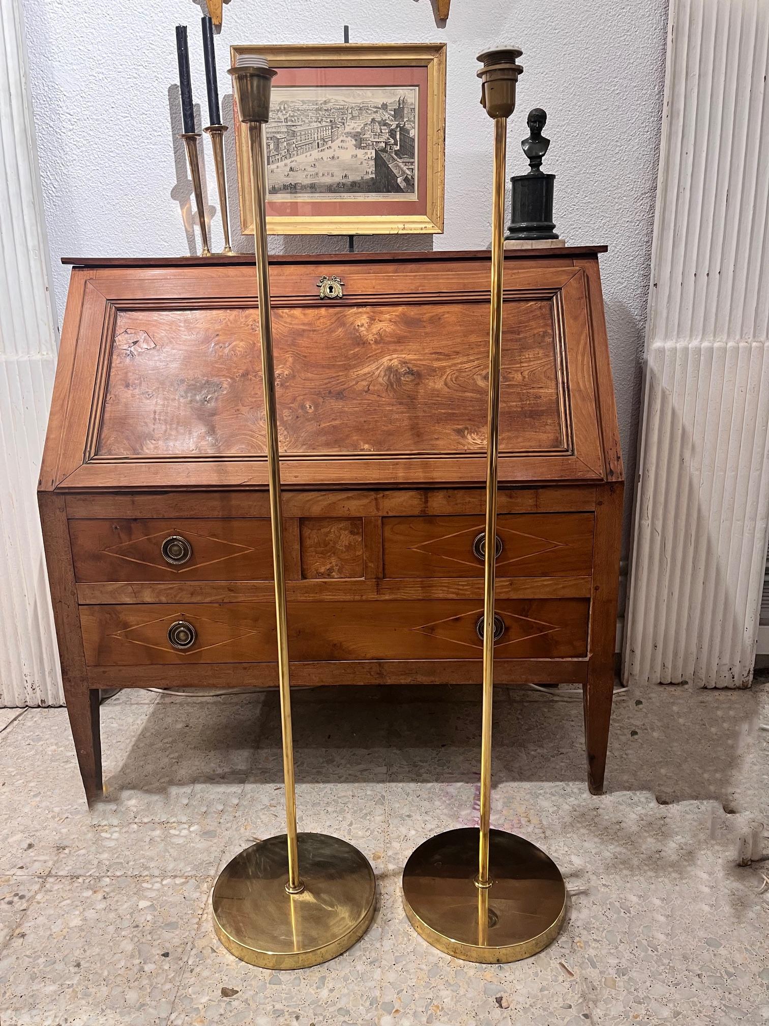 Pareja de lámparas de pie suecas de latón de mediados de siglo, Aneta, años 70 en venta 3