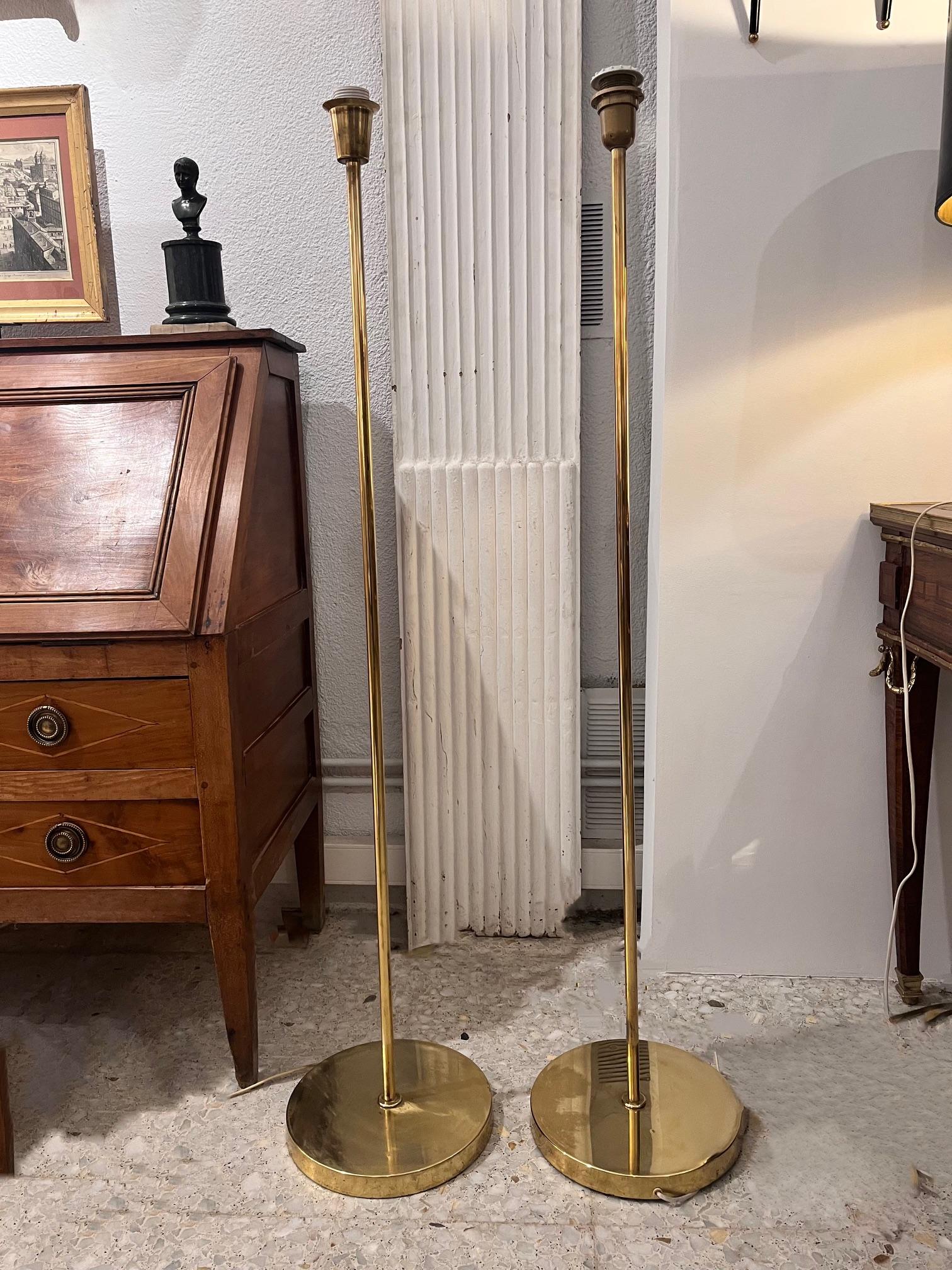 Pareja de lámparas de pie suecas de latón de mediados de siglo, Aneta, años 70 en venta 4