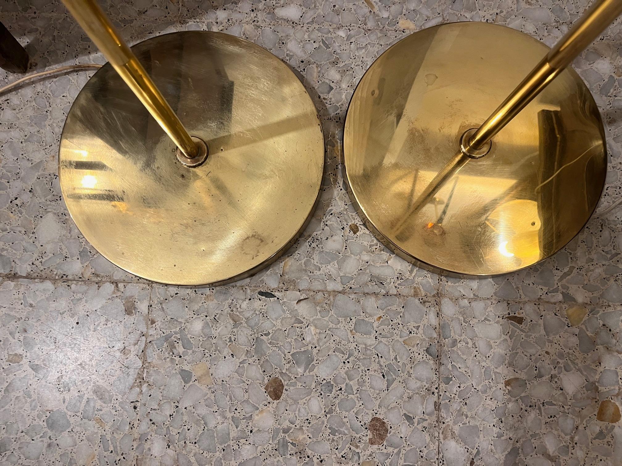 Pareja de lámparas de pie suecas de latón de mediados de siglo, Aneta, años 70 en venta 5