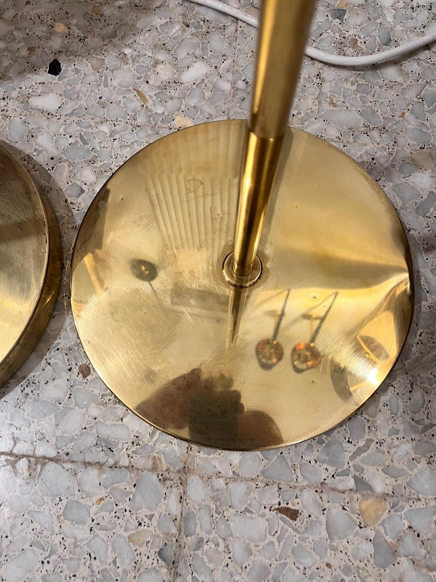 Pareja de lámparas de pie suecas de latón de mediados de siglo, Aneta, años 70 en venta 7