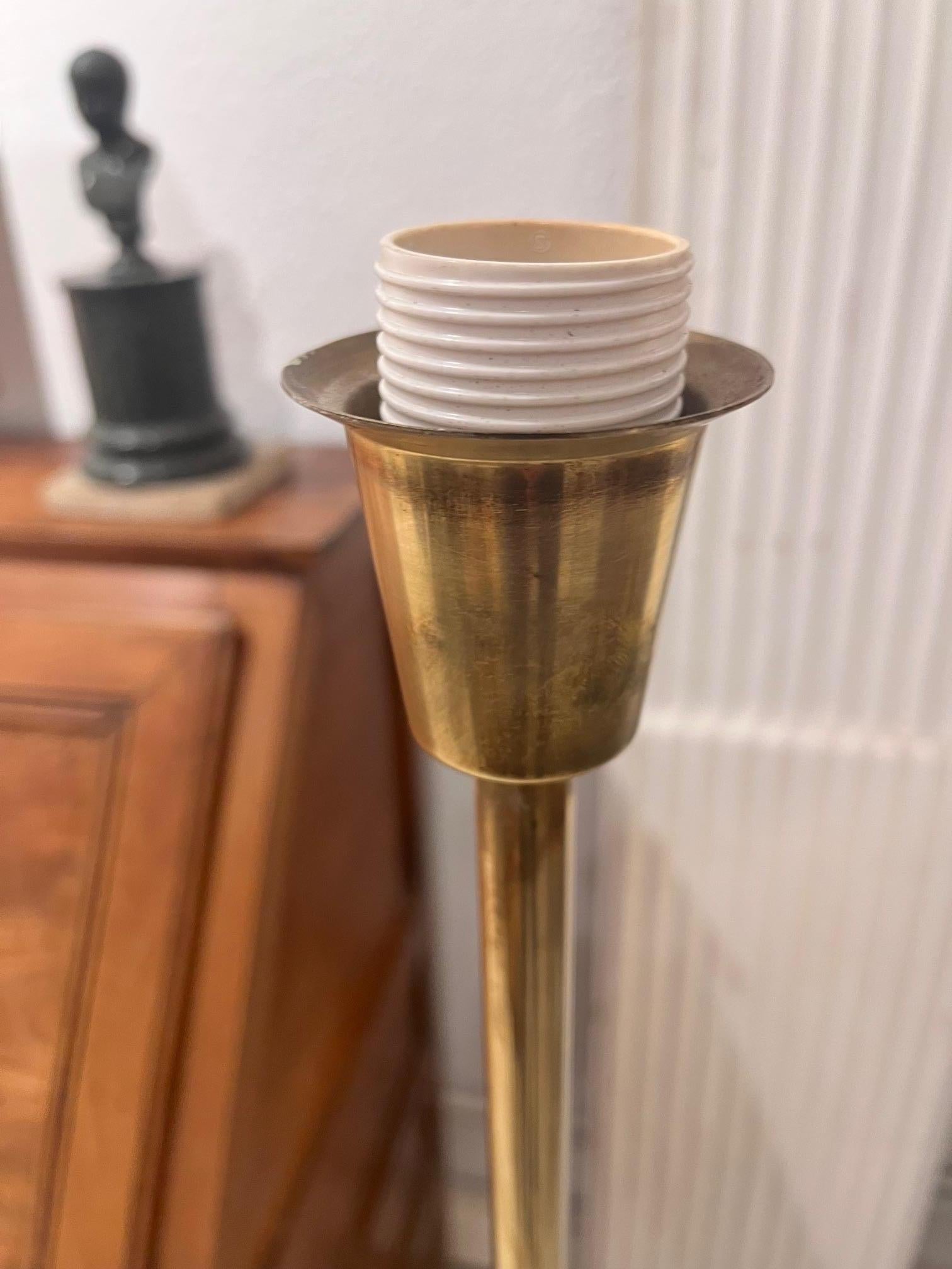 Pareja de lámparas de pie suecas de latón de mediados de siglo, Aneta, años 70 en venta 8