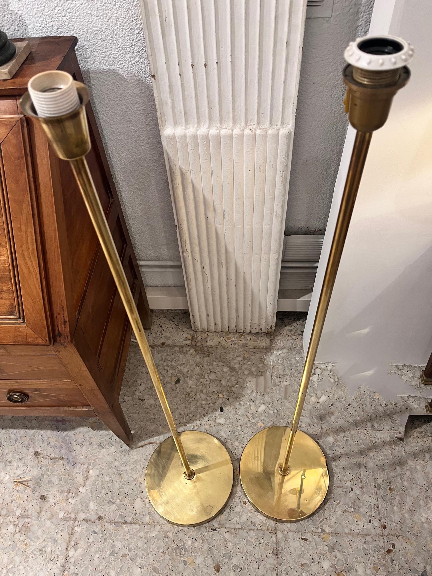 Pareja de lámparas de pie suecas de latón de mediados de siglo, Aneta, años 70 en venta 9