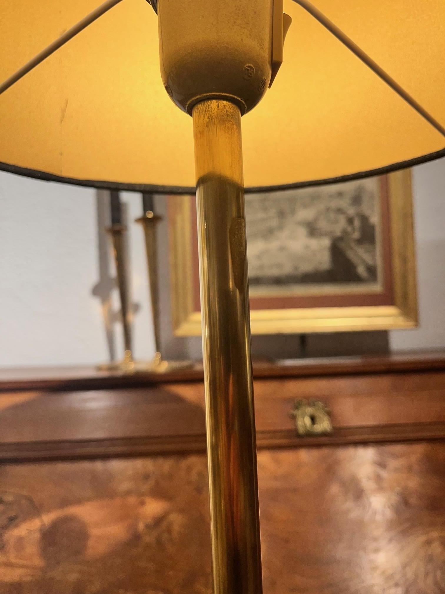 Pareja de lámparas de pie suecas de latón de mediados de siglo, Aneta, años 70 Sueco en venta