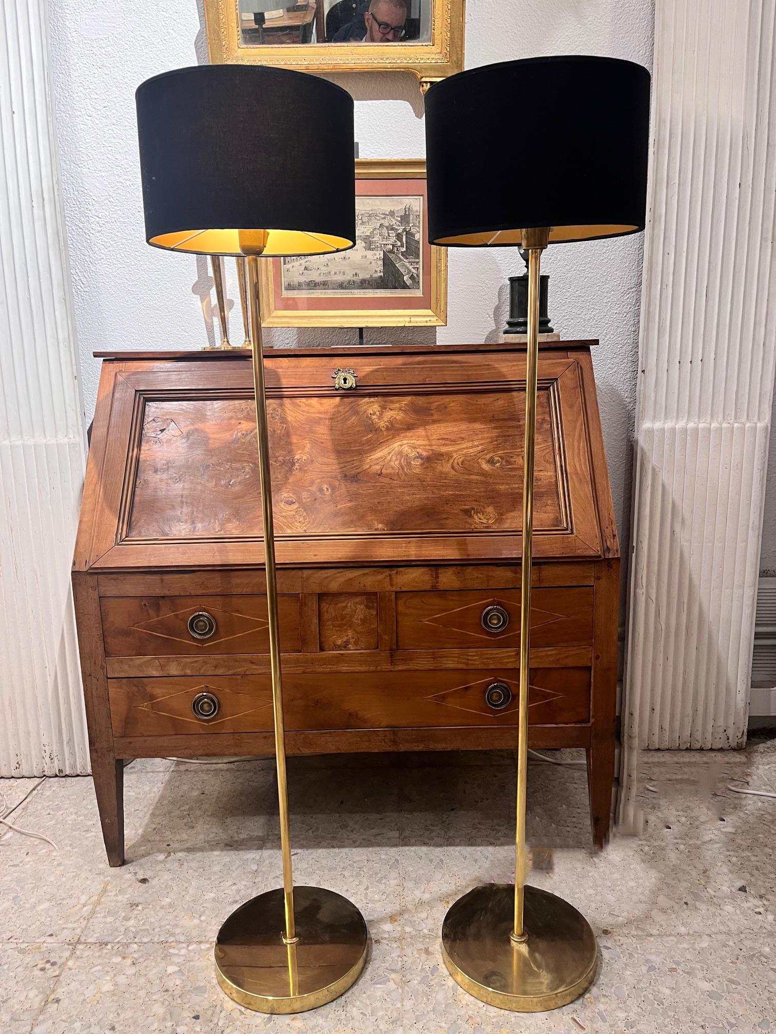 Pareja de lámparas de pie suecas de latón de mediados de siglo, Aneta, años 70 Dorado en venta