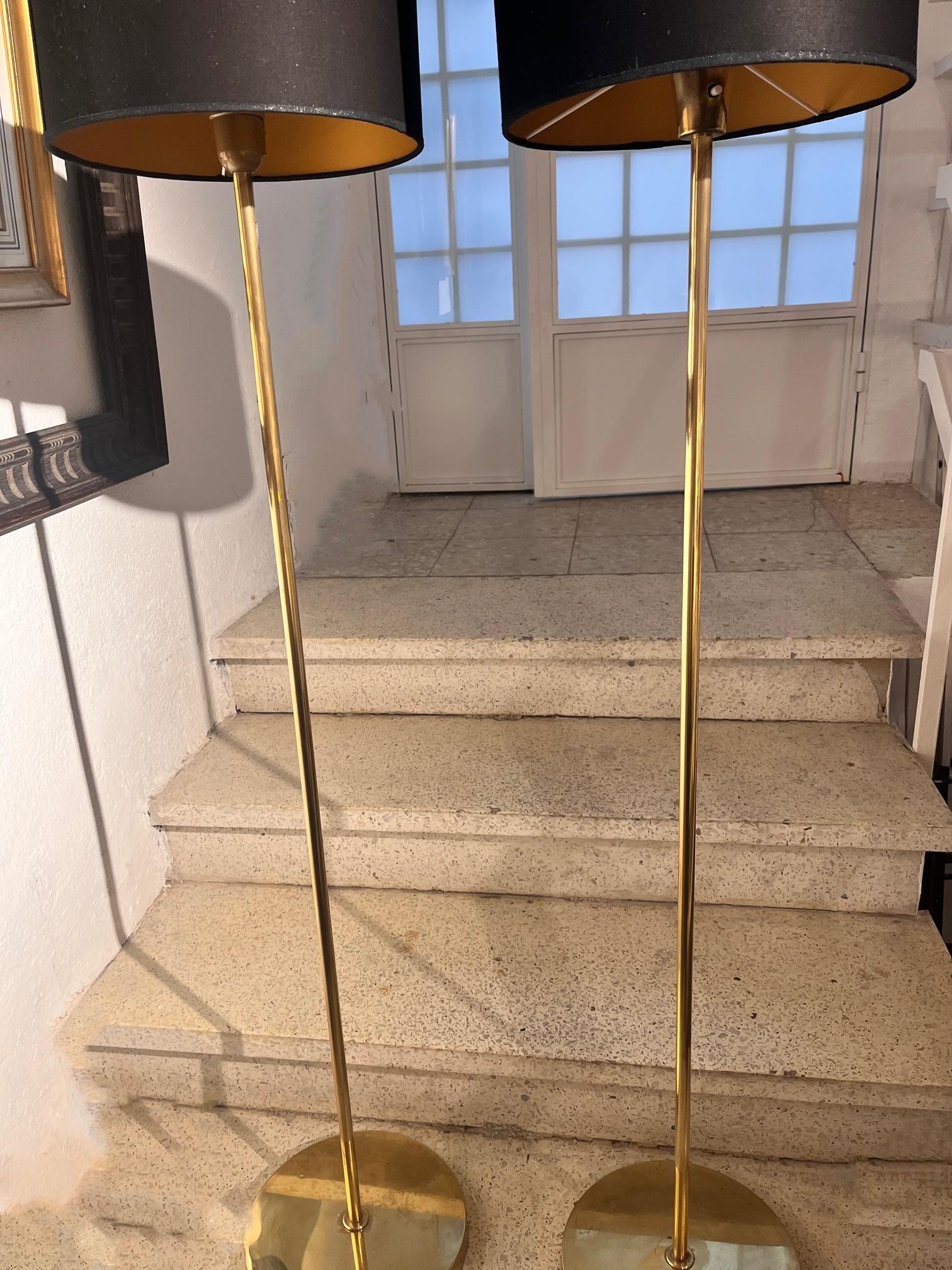 Pareja de lámparas de pie suecas de latón de mediados de siglo, Aneta, años 70 Latón en venta
