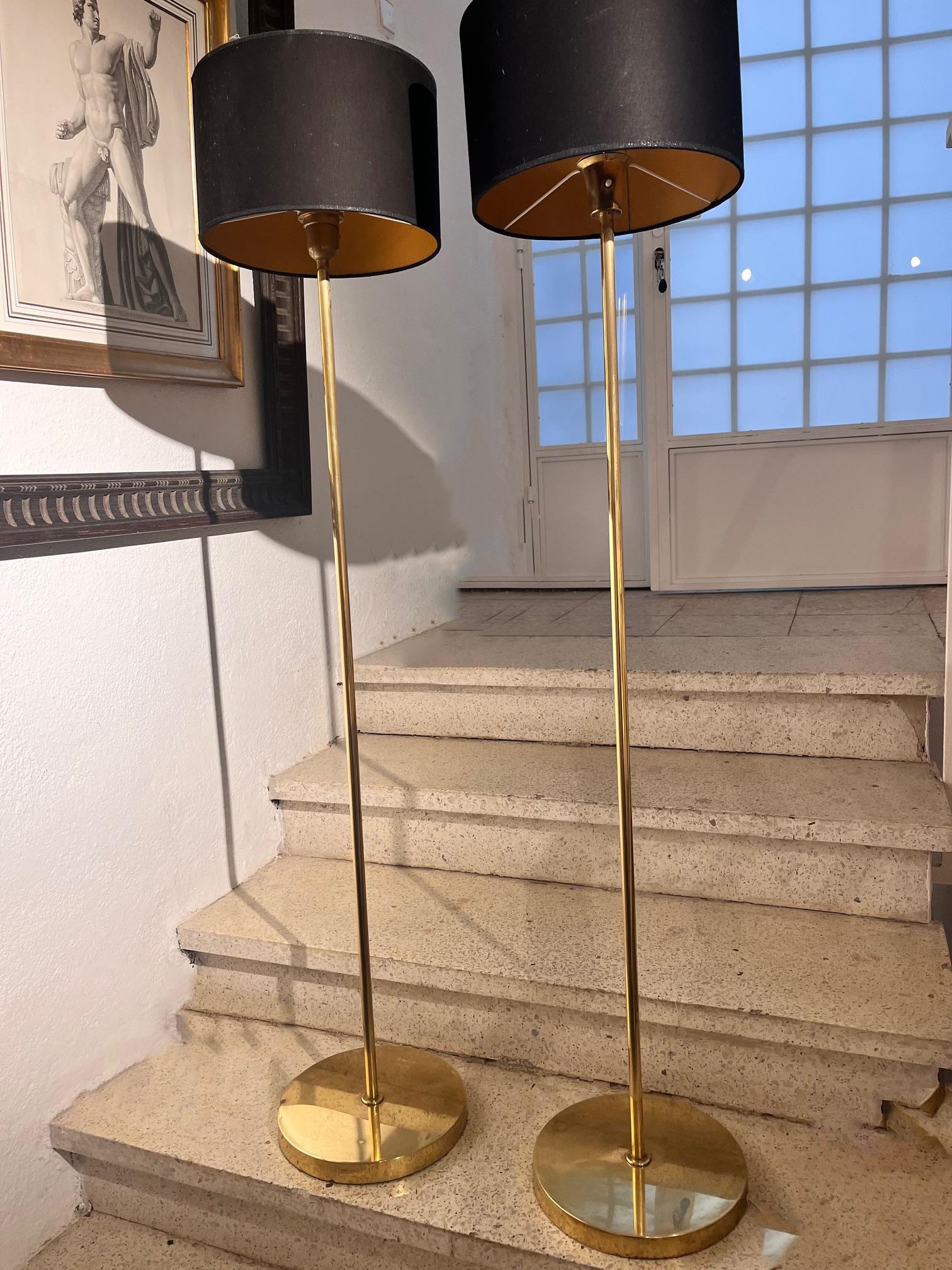 Pareja de lámparas de pie suecas de latón de mediados de siglo, Aneta, años 70 en venta 1