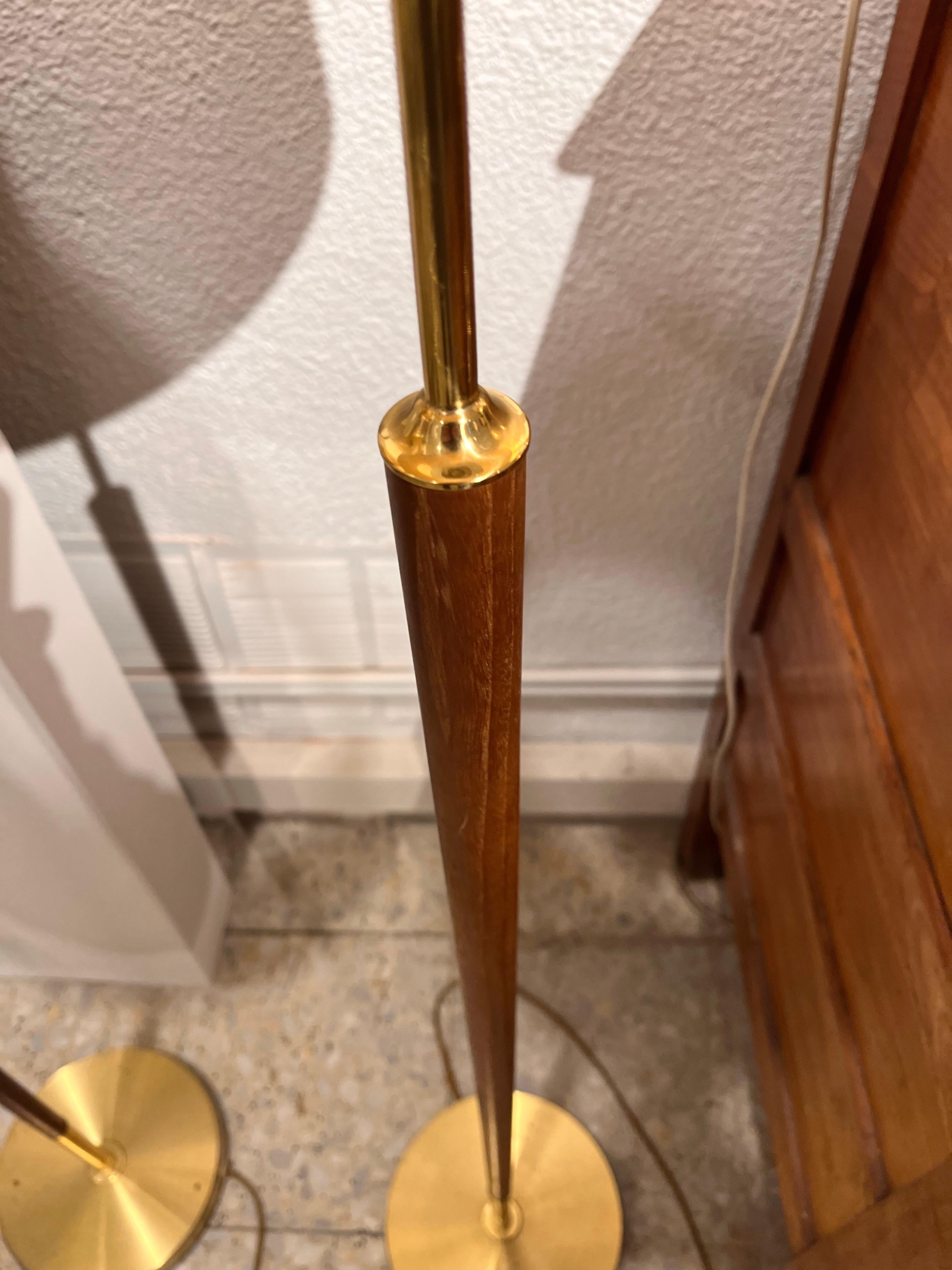 Pareja de lámparas PIR suecas de los años 60, de AB Armaturhantverk, de latón en su base redonda, de la que emerge una columna de madera de teca, y de nuevo latón hasta el portalámparas. Las pantallas de las lámparas son originales, pero están