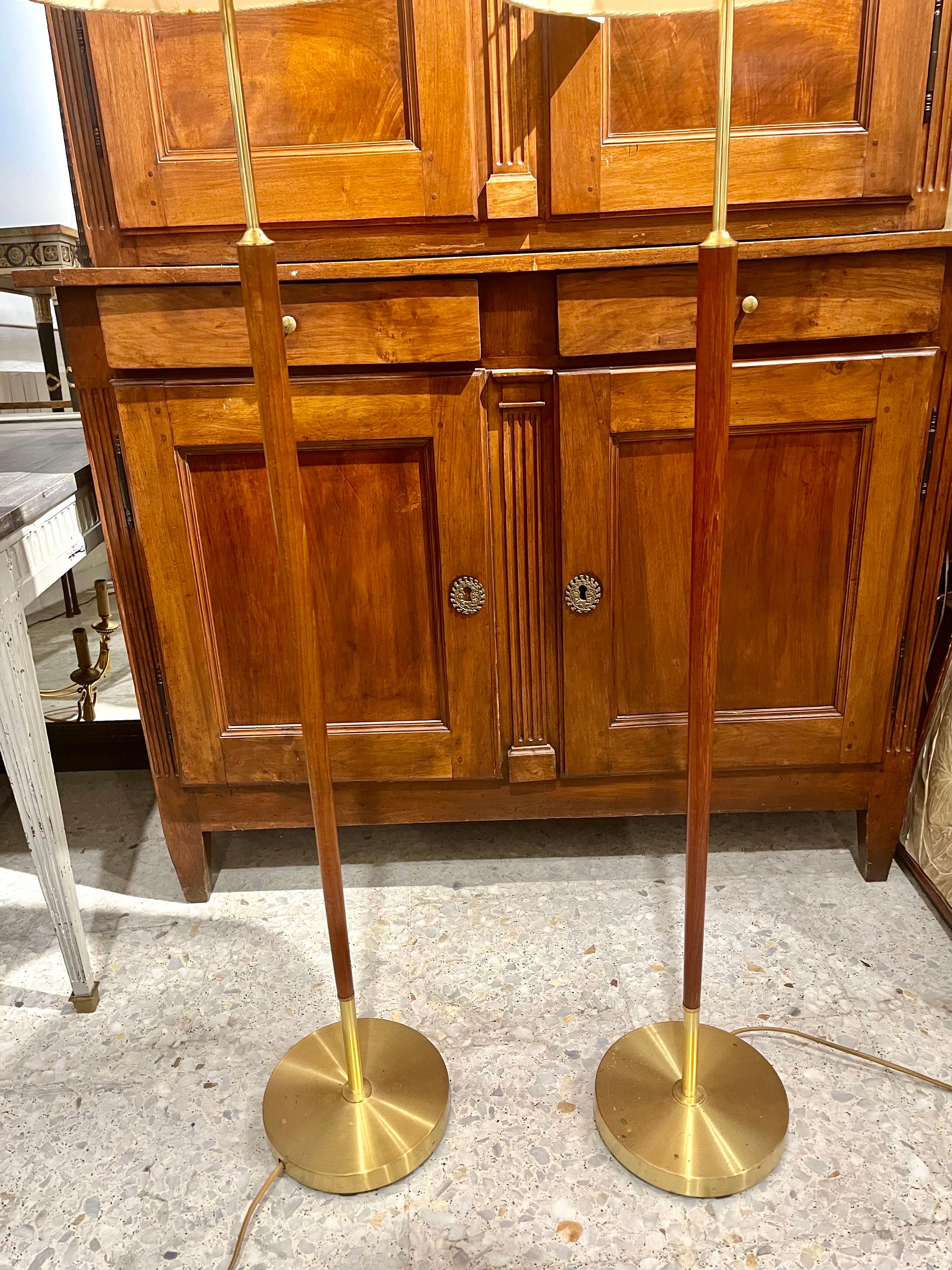 Pareja de lámparas de pie suecas de teca y latón de mediados de siglo en Bueno estado para la venta en Madrid, ES