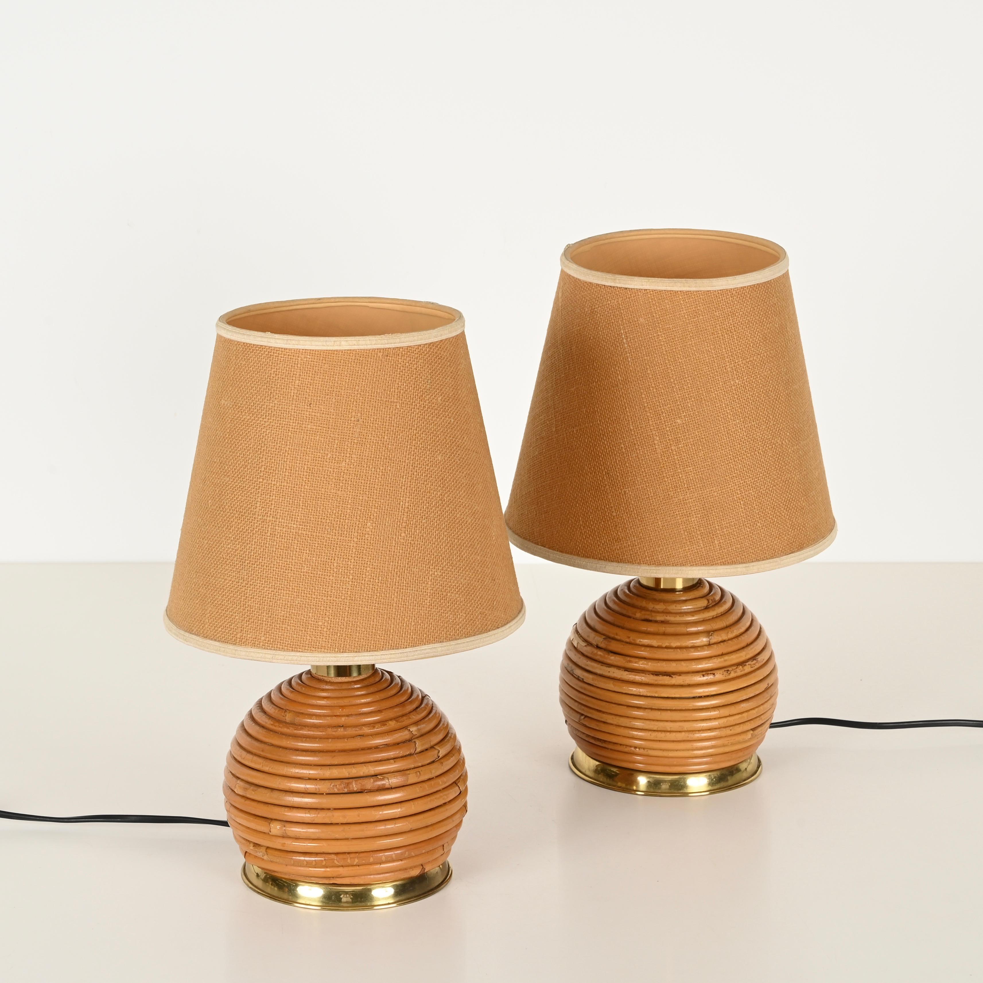 Wunderschönes Paar Tischlampen aus der Mitte des Jahrhunderts aus gebogenem Rattan und Messing mit Lampenschirmen aus Baumwollhanf. Diese wunderschönen und einzigartigen organischen Tischlampen wurden von Vivai del Sud entworfen und in den 1970er
