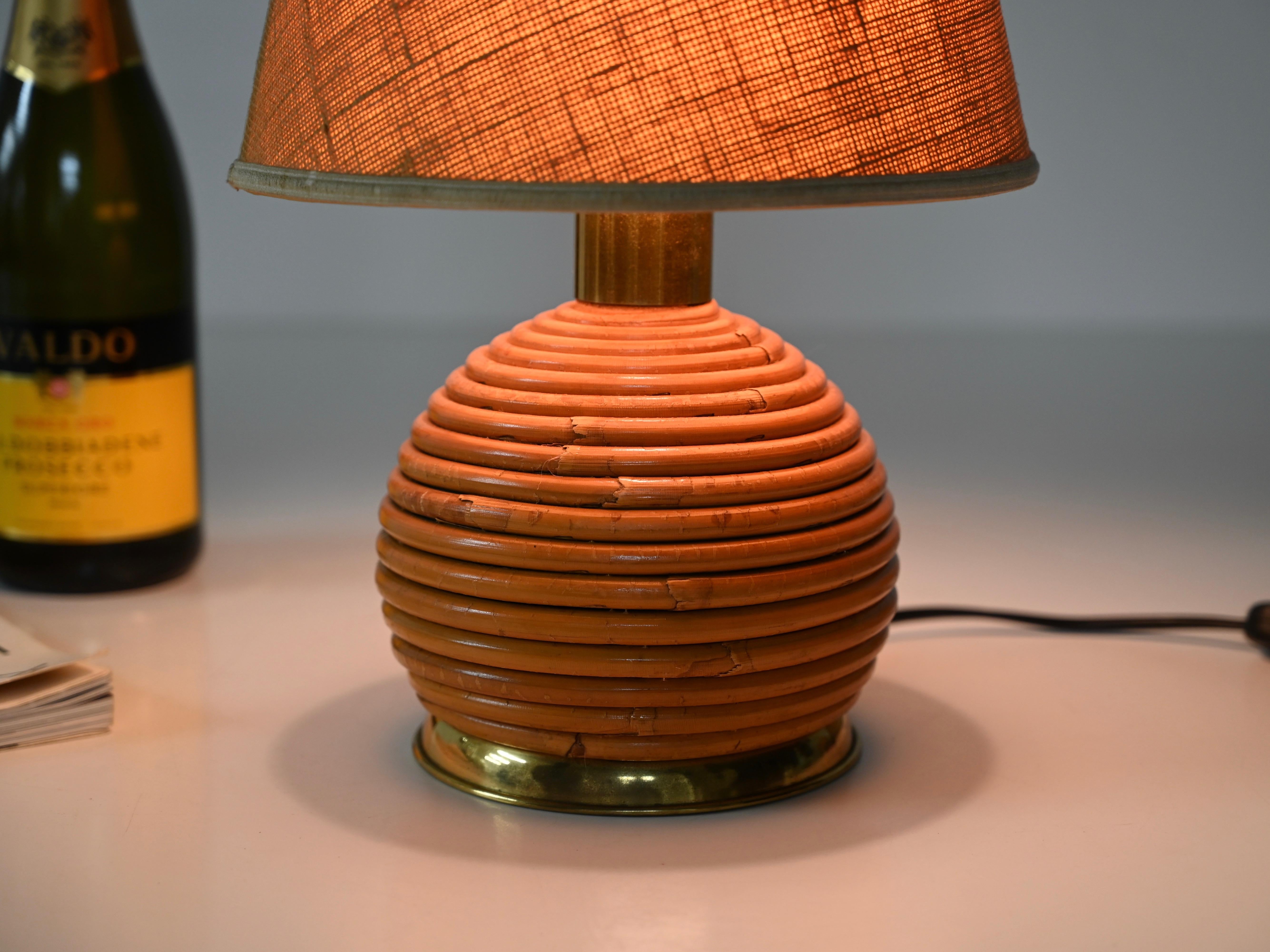 Mid-Century Tischlampenpaar aus Rattan und Messing von Vivai del Sud, Italien 1970 (Handgefertigt) im Angebot