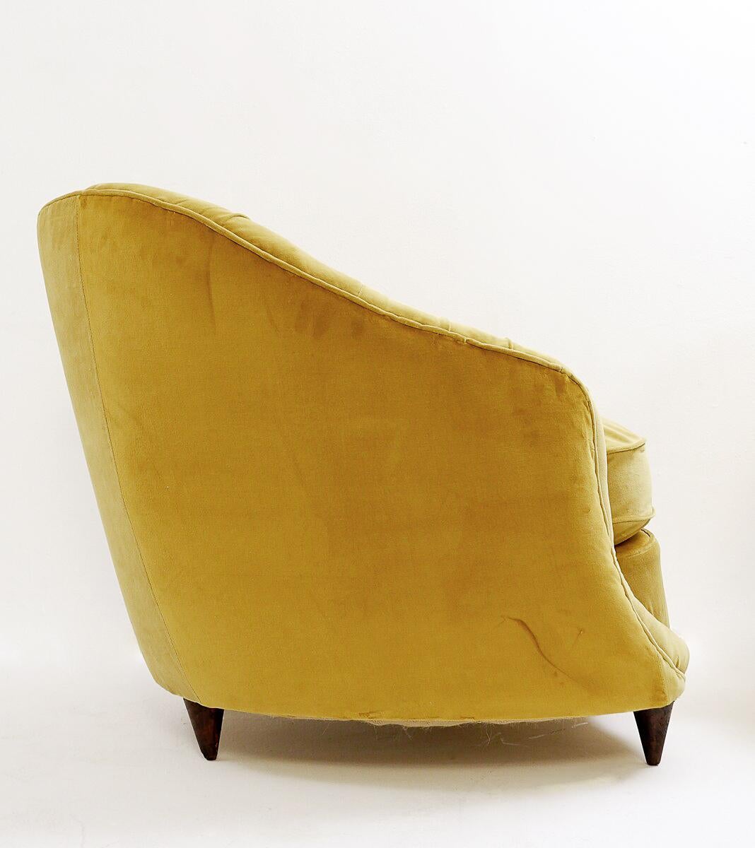 Midcentury Pair of Velvet Armchairs in the Style of Gio Ponti For Sale 2