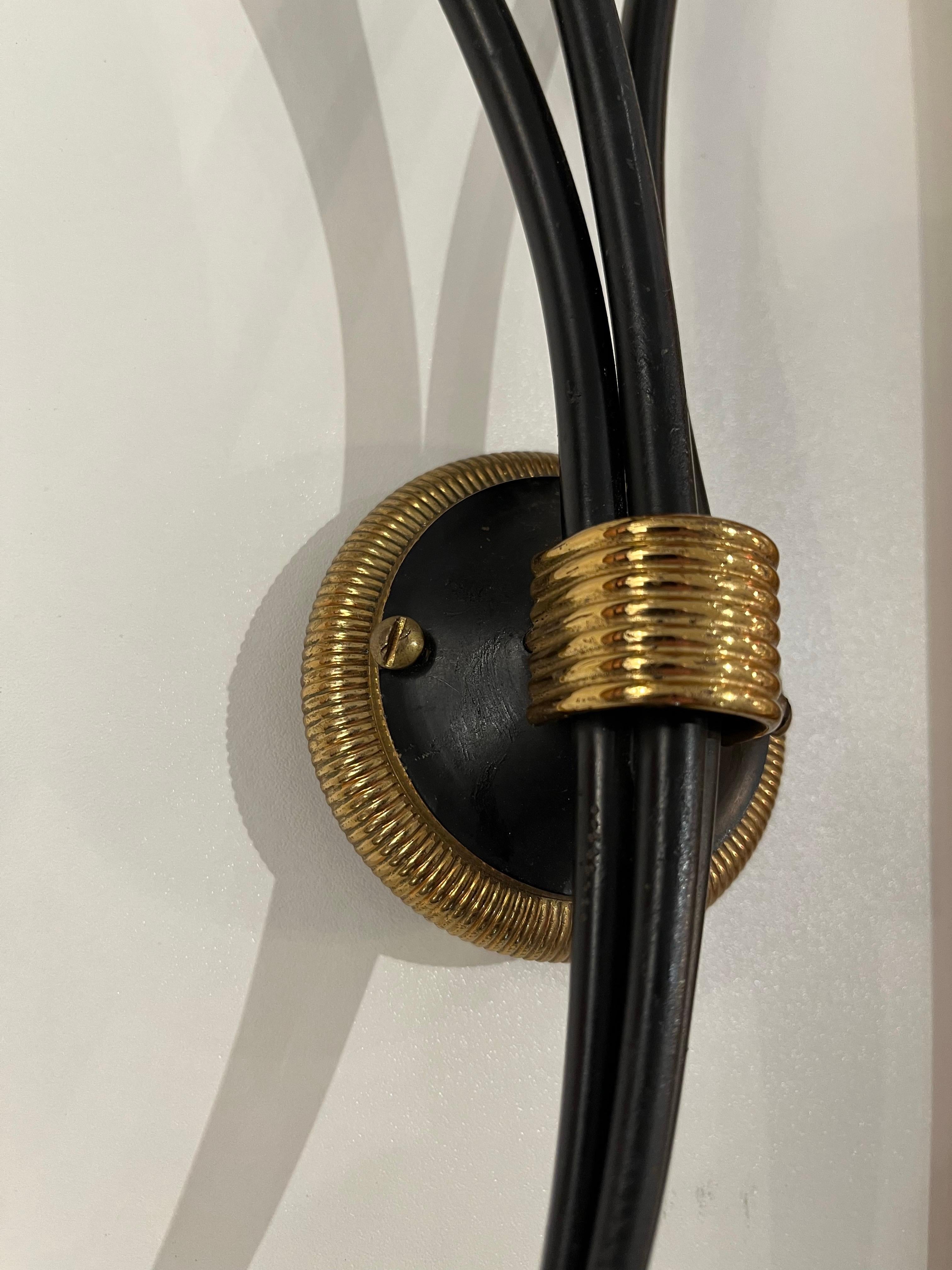 Laccato Coppia di lampade da parete Sconce del Mid Century  Maison Lunel Model Arum in vendita