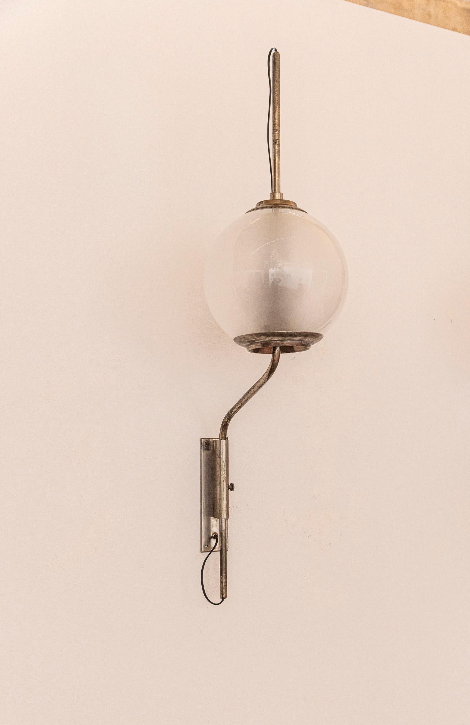 Mid-Century pair of wall light Pallone Lp1 by Luigi Caccia Dominioni for Azucena In Excellent Condition In Piacenza, Italy